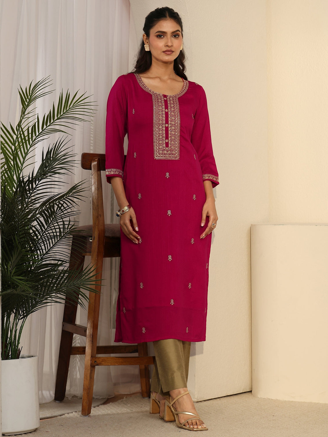Mameraa Rani Pink Floral Embroidered Silk Blend Straight Kurta