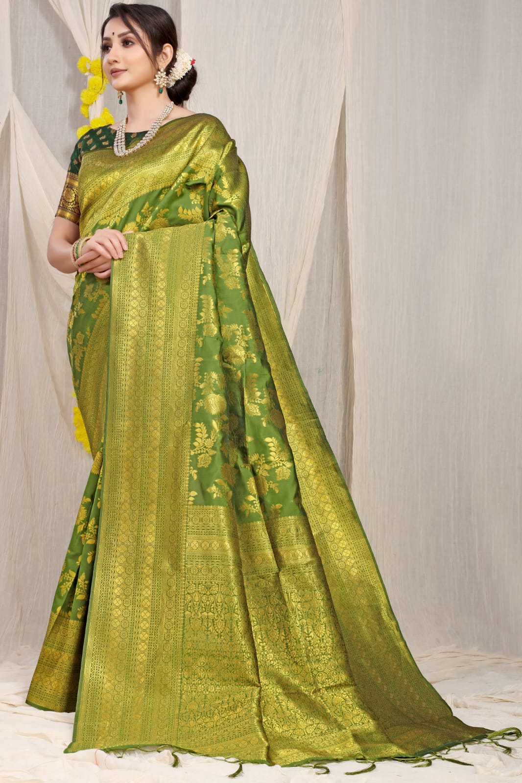 Amazing Green Banarasi Silk Saree With Adorable Blouse Piece