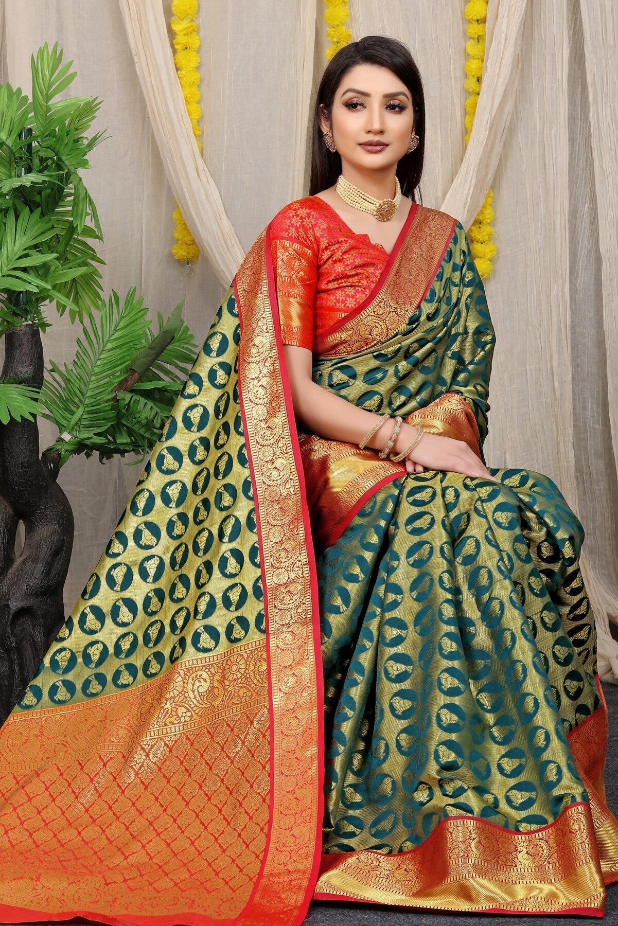 Arresting Dark Green Kanjivaram Silk With Palimpsest Blouse Piece
