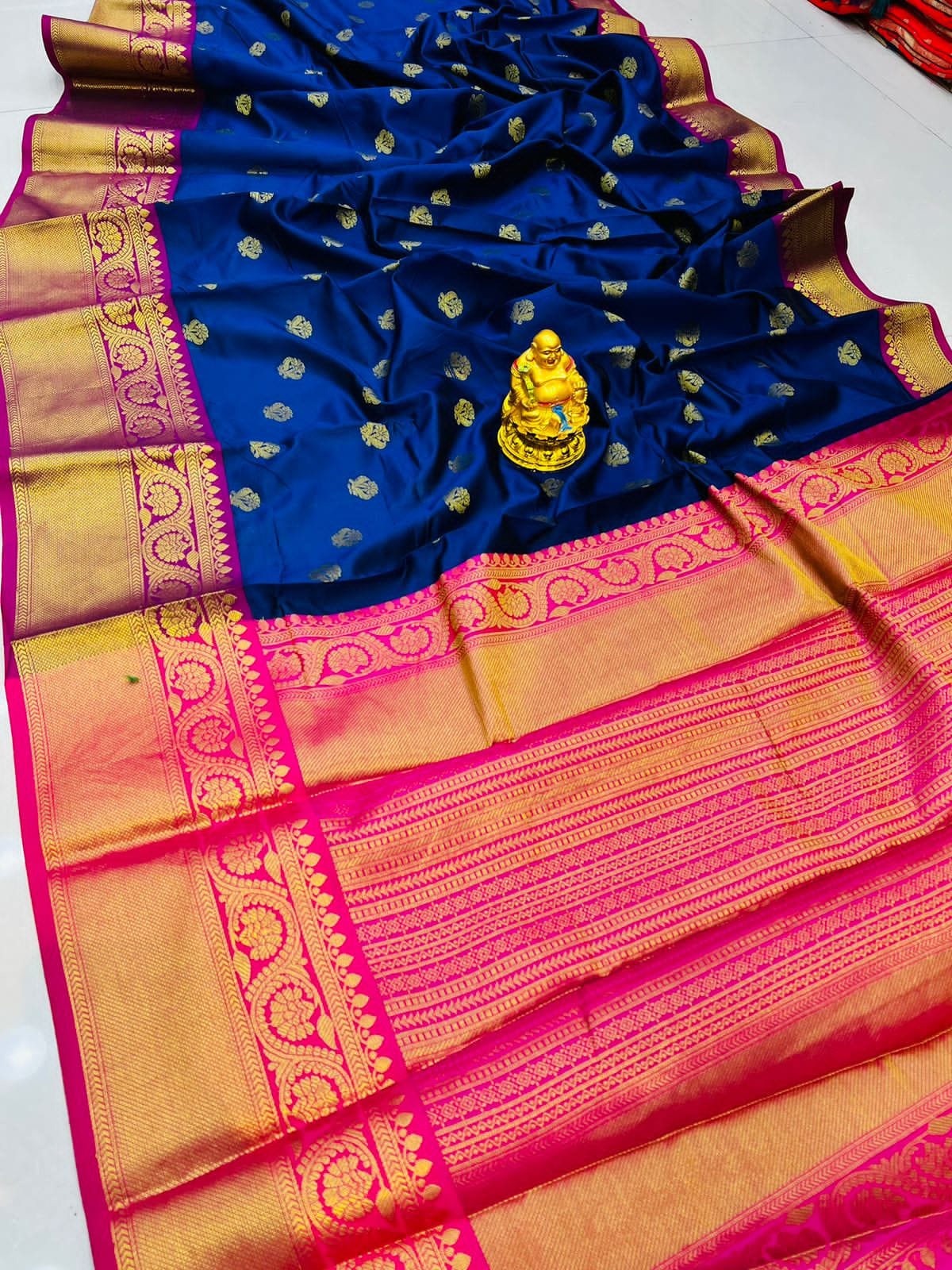 Engaging Navy Blue Kanjivaram Silk With Glittering Blouse Piece
