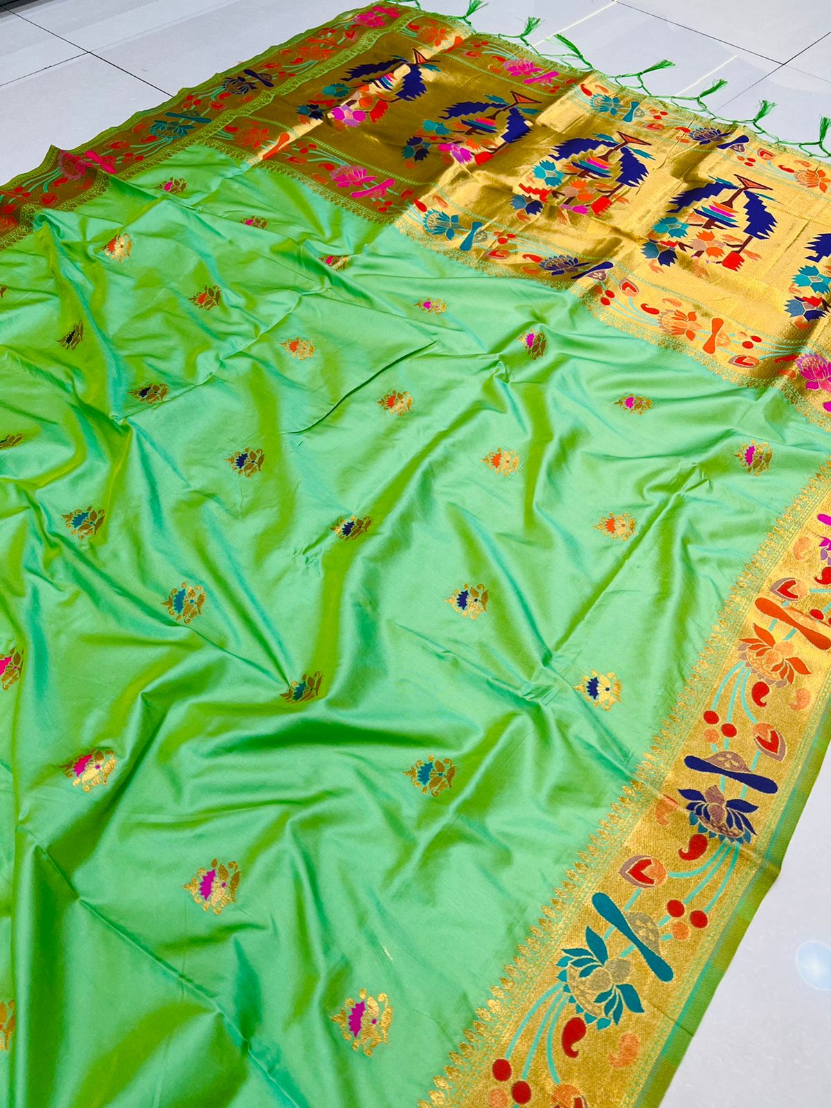 Entrancing Parrot Paithani Silk Saree With Gorgeous Blouse Piece