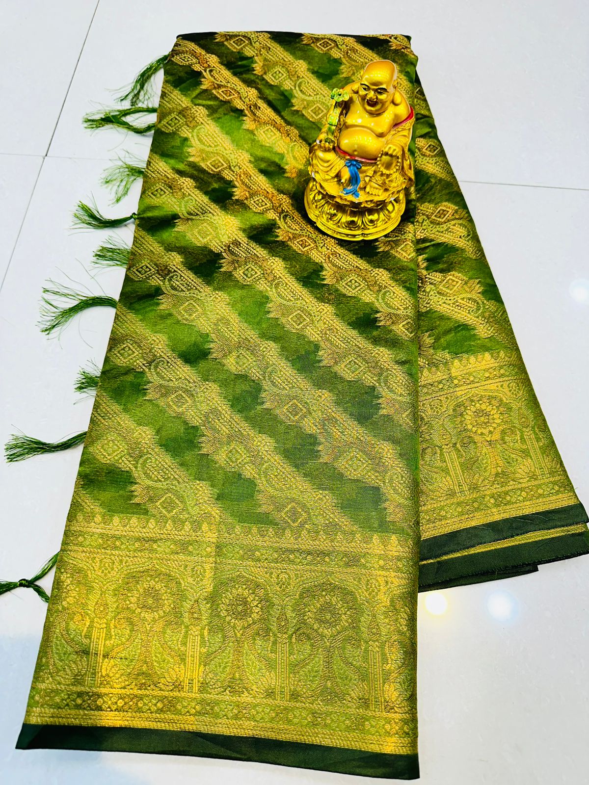 Imbrication Green Organza Silk Saree With Gratifying Blouse Piece
