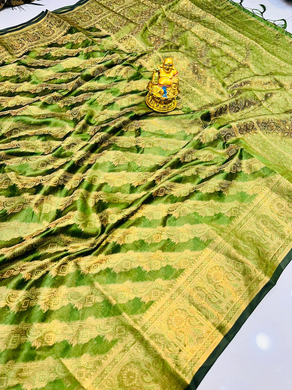 Imbrication Green Organza Silk Saree With Gratifying Blouse Piece