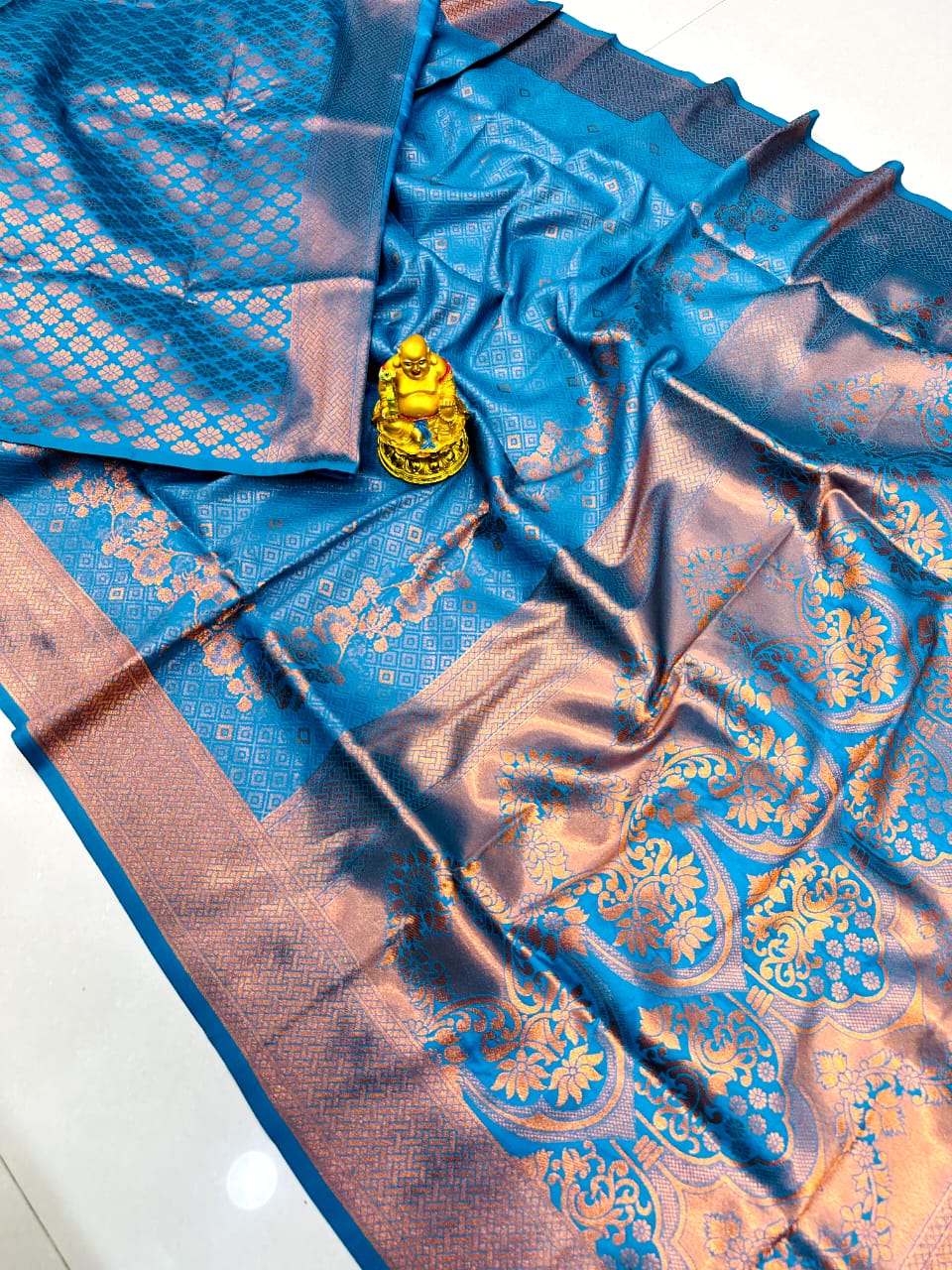 Flamboyant Firozi Kanjivaram Silk with Rich Blue Blouse Piece