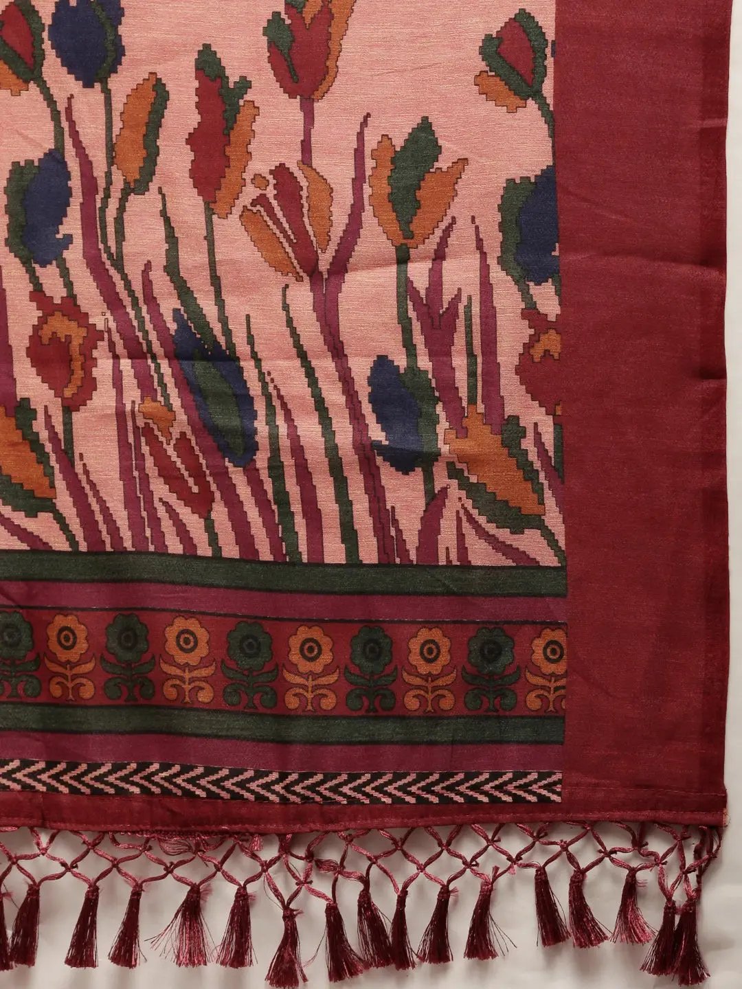 Stylish Silk Saree With Solid Floral Print
