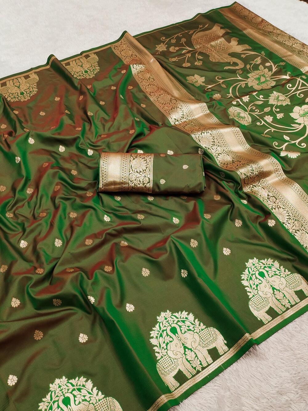 Phenomenal Green Pure Zari Weaving Banarasi Silk Saree With Cynosure Blouse Piece