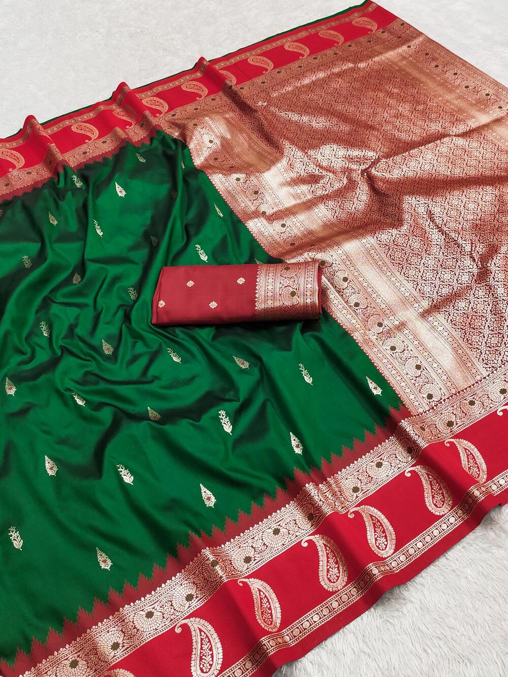 Incredible Dark Green Pure Zari Weaving Banarasi Silk Saree With Majestic Blouse Piece