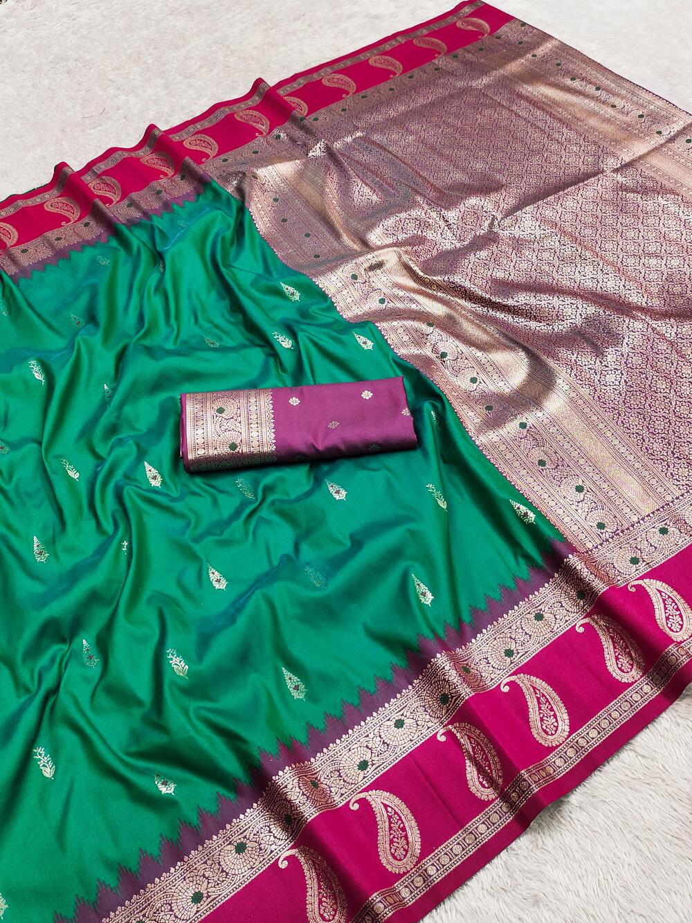 Most Flattering Green Pure Zari Weaving Banarasi Silk Saree With Sensational Blouse Piece