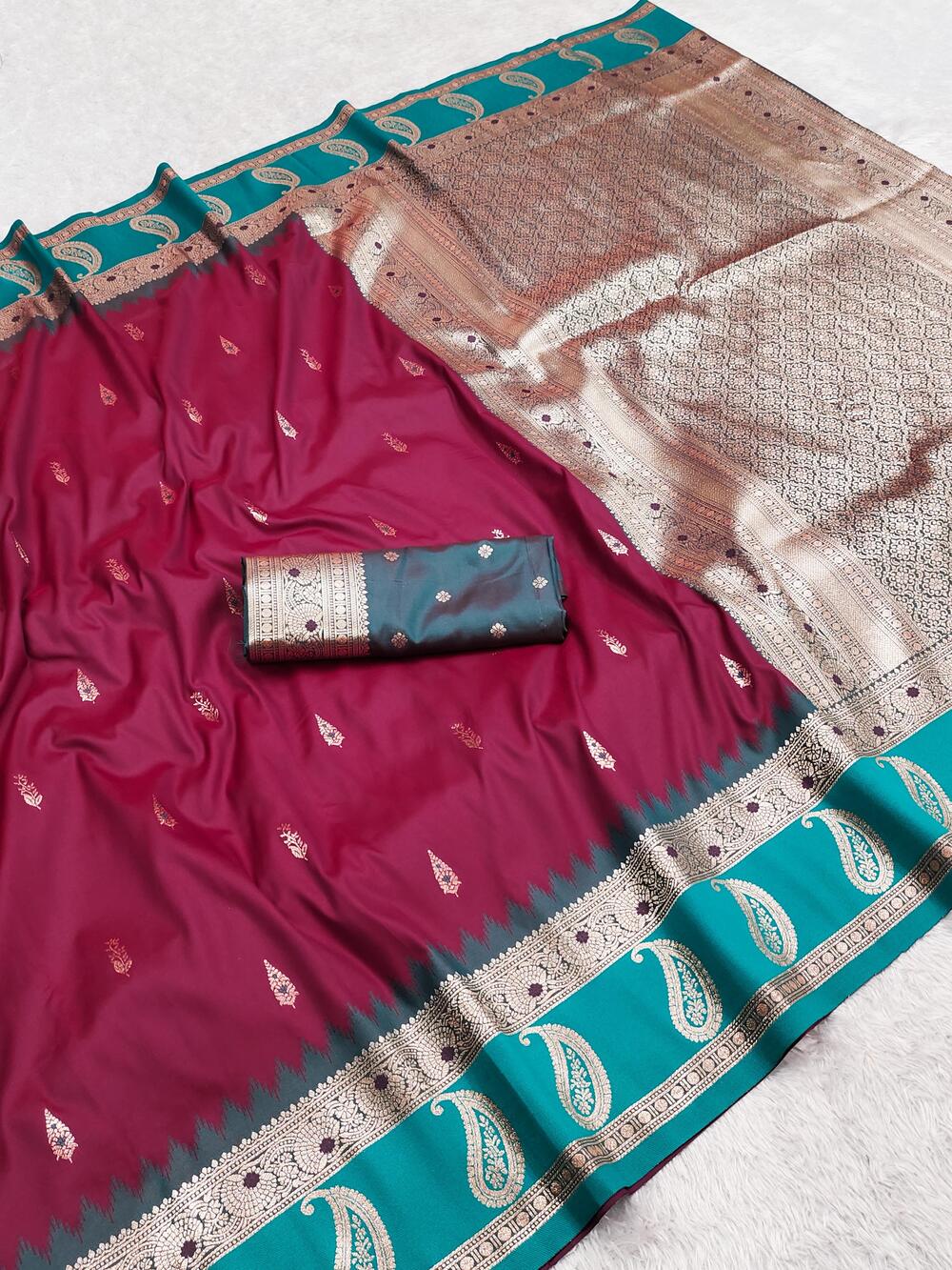 Super extravagant Maroon Pure Zari Weaving Banarasi Silk Saree With Snappy Blouse Piece
