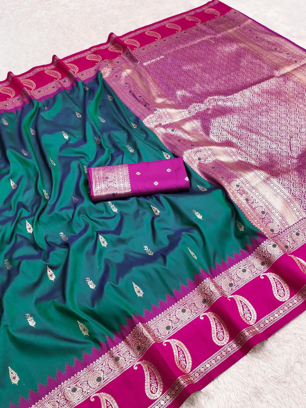 Splendorous Rama Pure Zari Weaving Banarasi Silk Saree With Glittering Blouse Piece