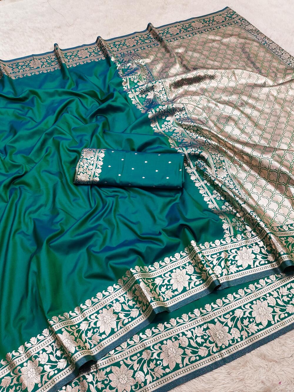 Stunner Rama Pure Zari Weaving Banarasi Silk Saree With Posh Blouse Piece
