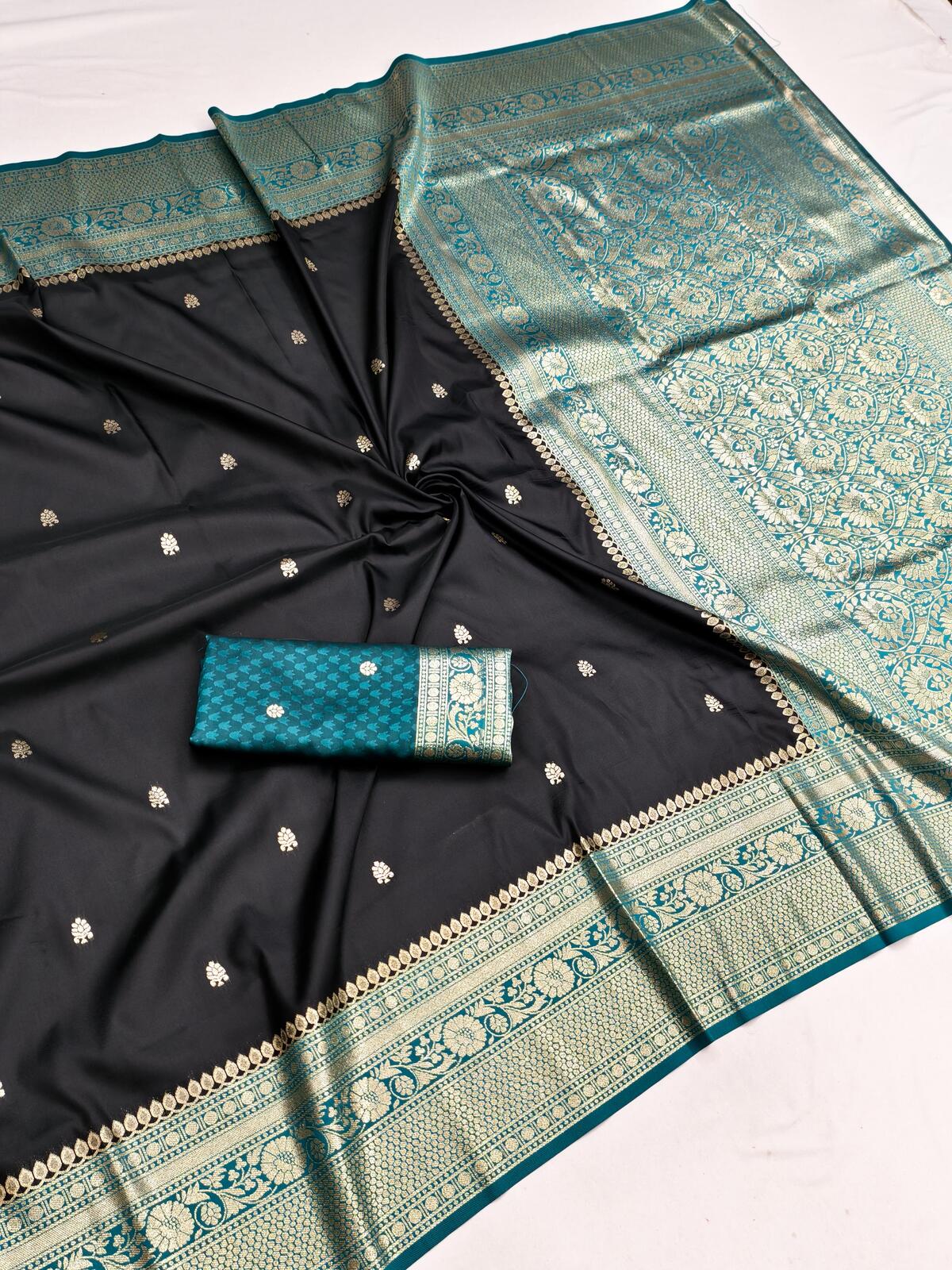 Groovy Black Pure Zari Weaving Banarasi Silk Saree With Fantabulous Blouse Piece