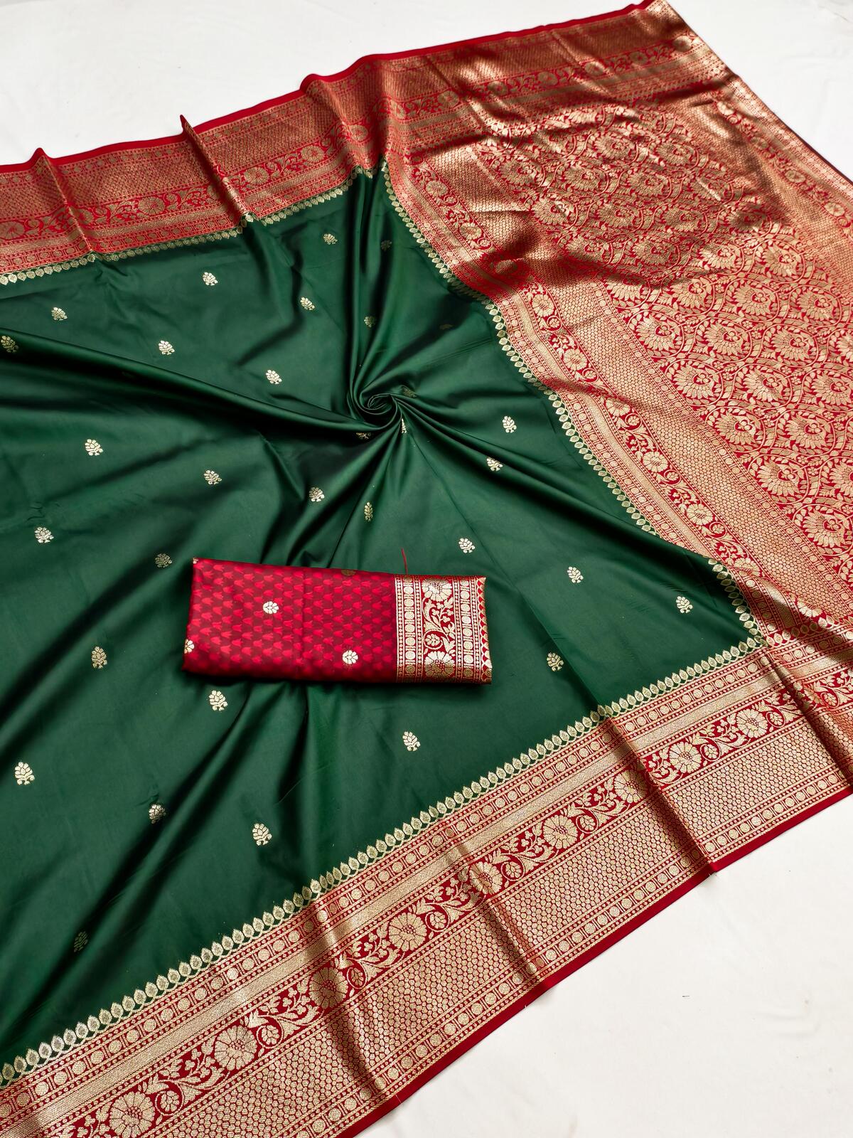 Supernal Dark Green Pure Zari Weaving Banarasi Silk Saree With Refreshing Blouse Piece