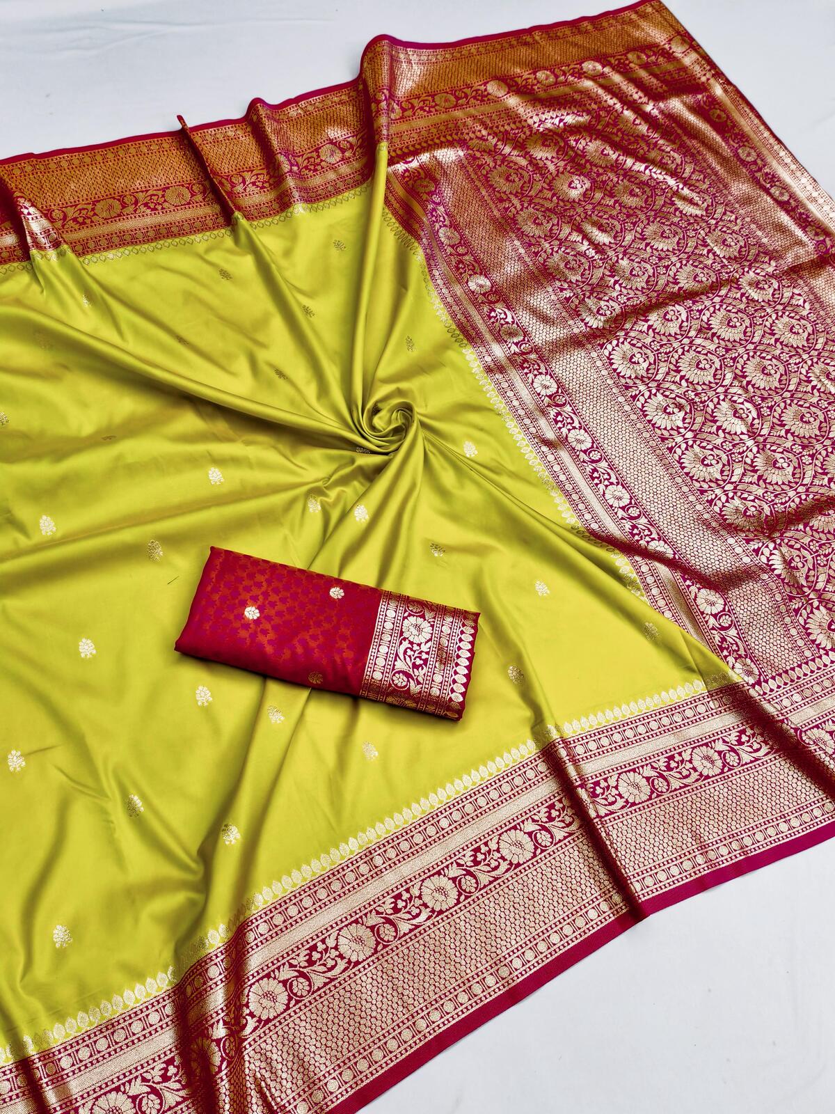 Captivating Parrot Pure Zari Weaving Banarasi Silk Saree With Bewitching Blouse Piece