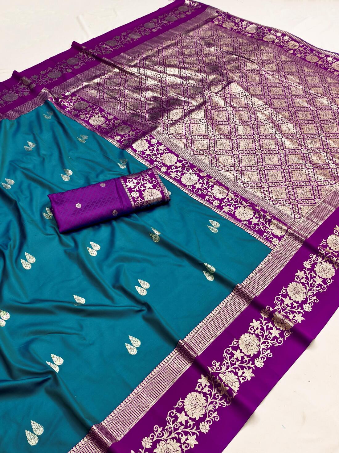 Engrossing Rama Pure Zari Weaving Banarasi Silk Saree With Inspiring Blouse Piece