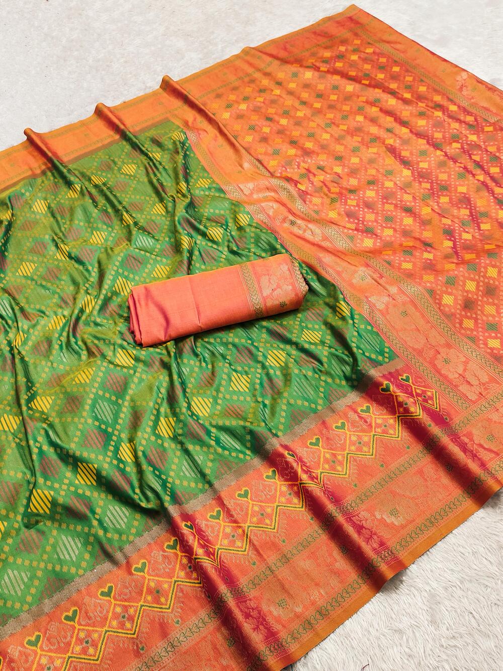 Enticing Green Pure Zari Weaving Banarasi Silk Saree With Demanding Blouse Piece