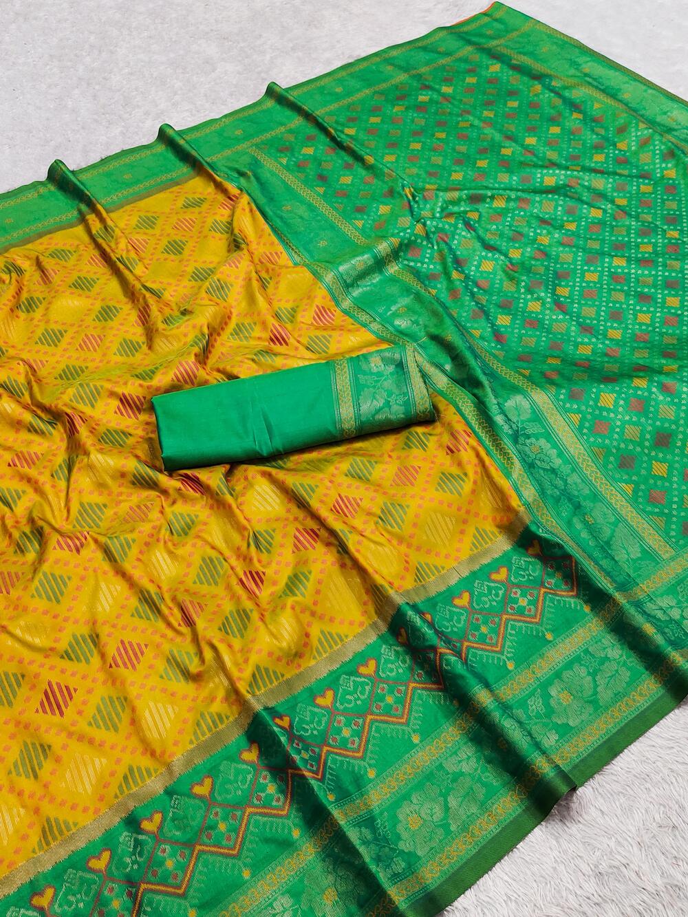 Blissful Yellow Pure Zari Weaving Banarasi Silk Saree With Tremendous Blouse Piece