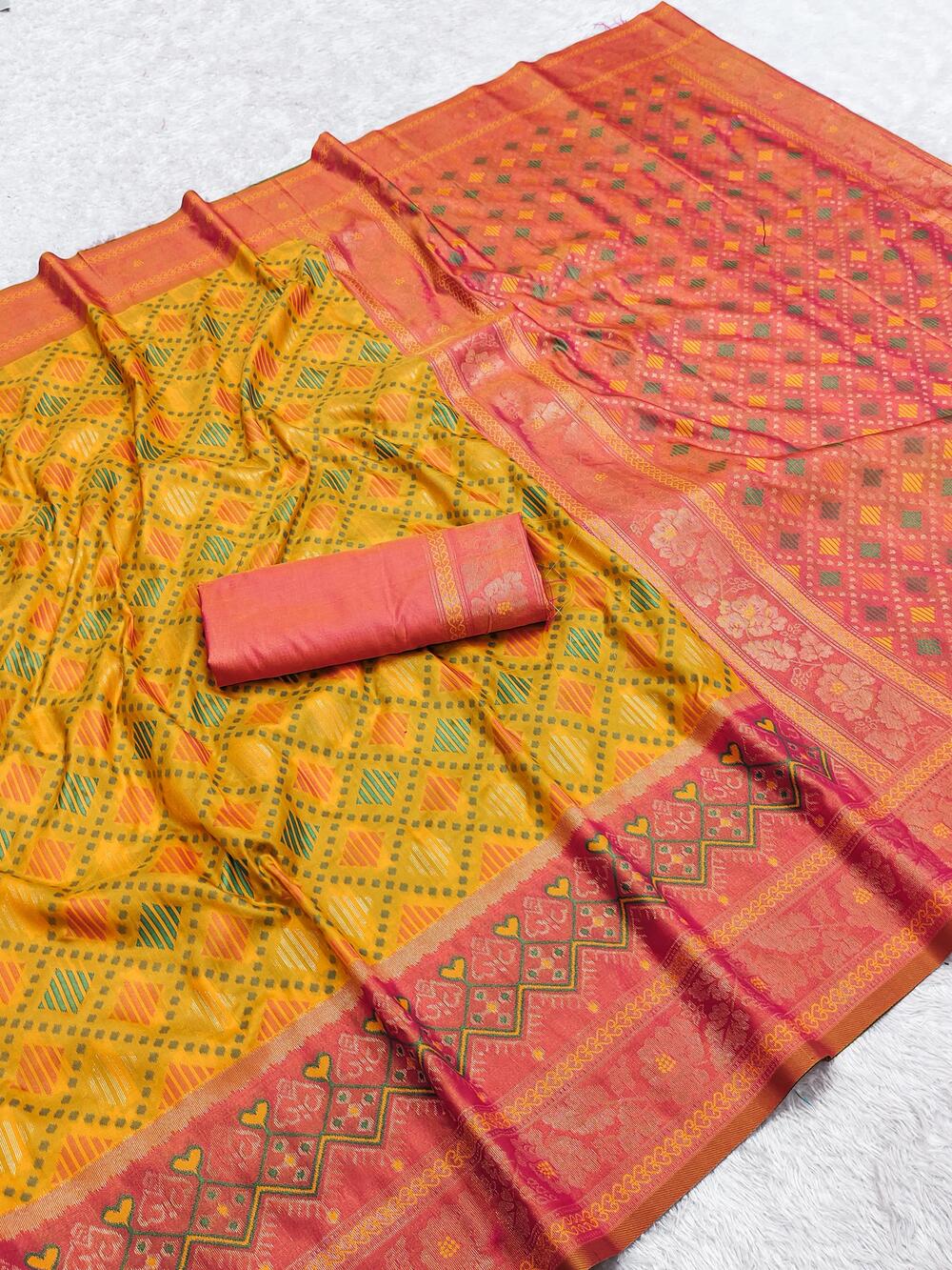 Pulsating Yellow Pure Zari Weaving Banarasi Silk Saree With Adoring Blouse Piece