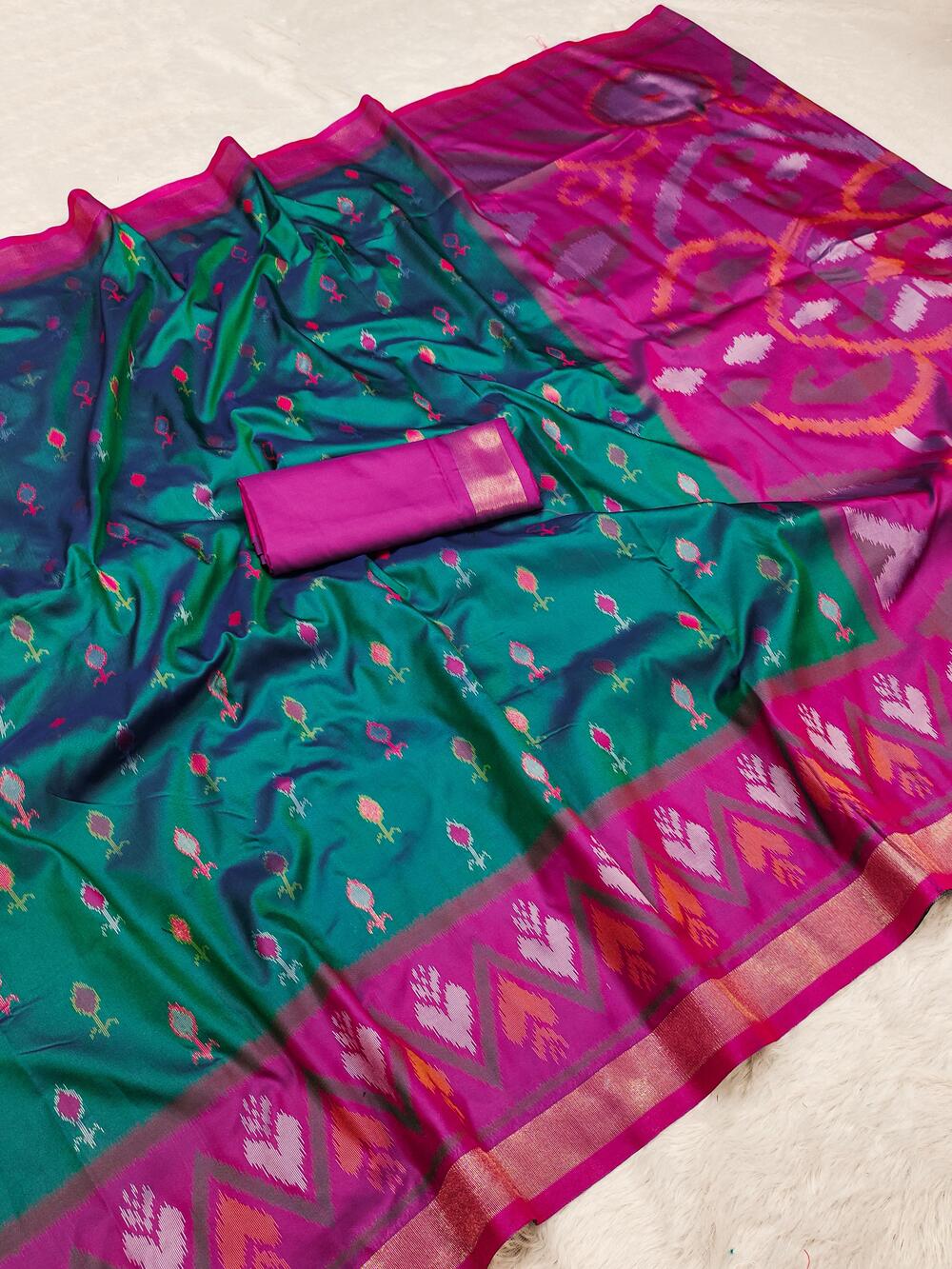 Resonant Rama Pure Zari Weaving Banarasi Silk Saree With Improbable Blouse Piece