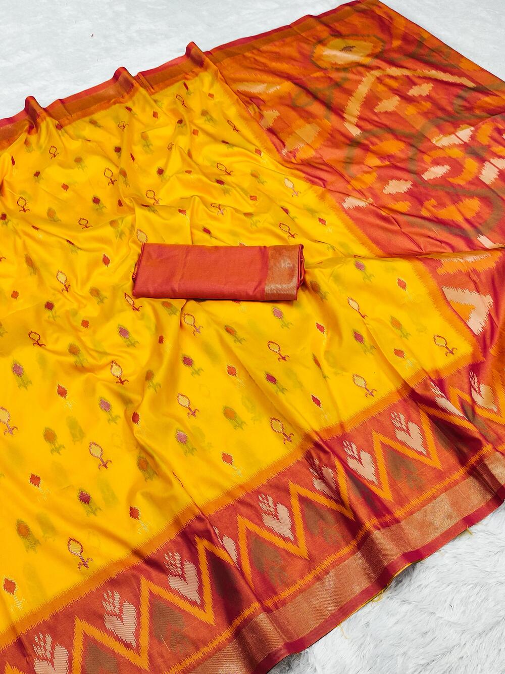 Smart Yellow Pure Zari Weaving Banarasi Silk Saree With Seraphic Blouse Piece