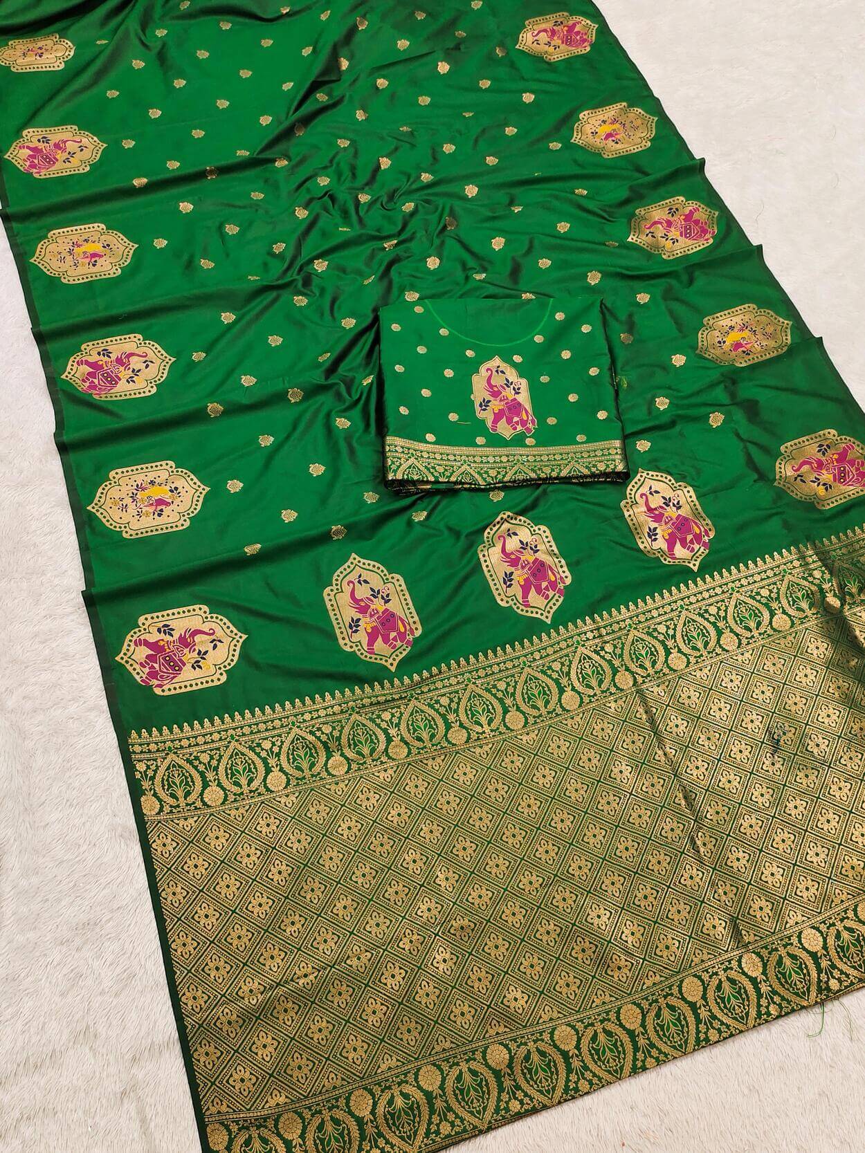 Splendiferous Dark Green Pure Zari Weaving Banarasi Silk Saree With Prettiest Blouse Piece