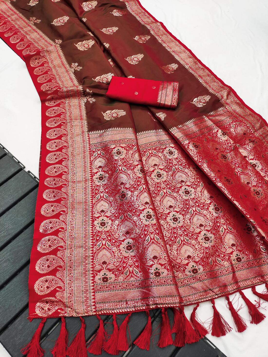 Effulgent Brown Pure Zari Weaving Banarasi Silk Saree With Unequalled Blouse Piece