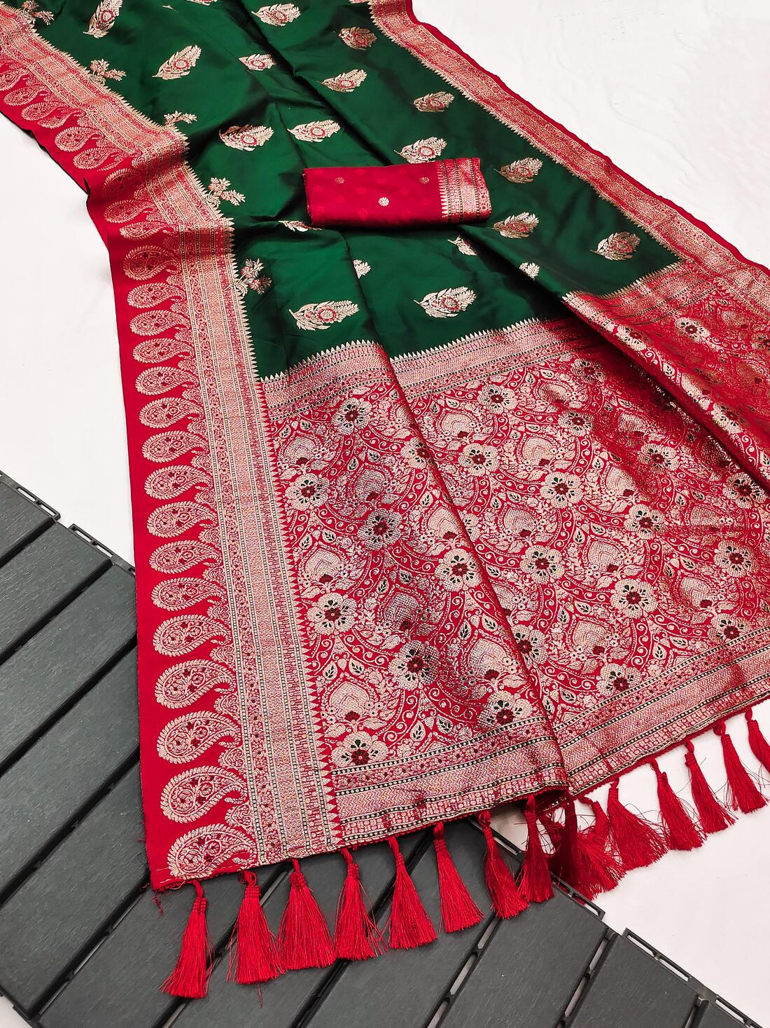 Allure Dark Green Pure Zari Weaving Banarasi Silk Saree With Classic Blouse Piece
