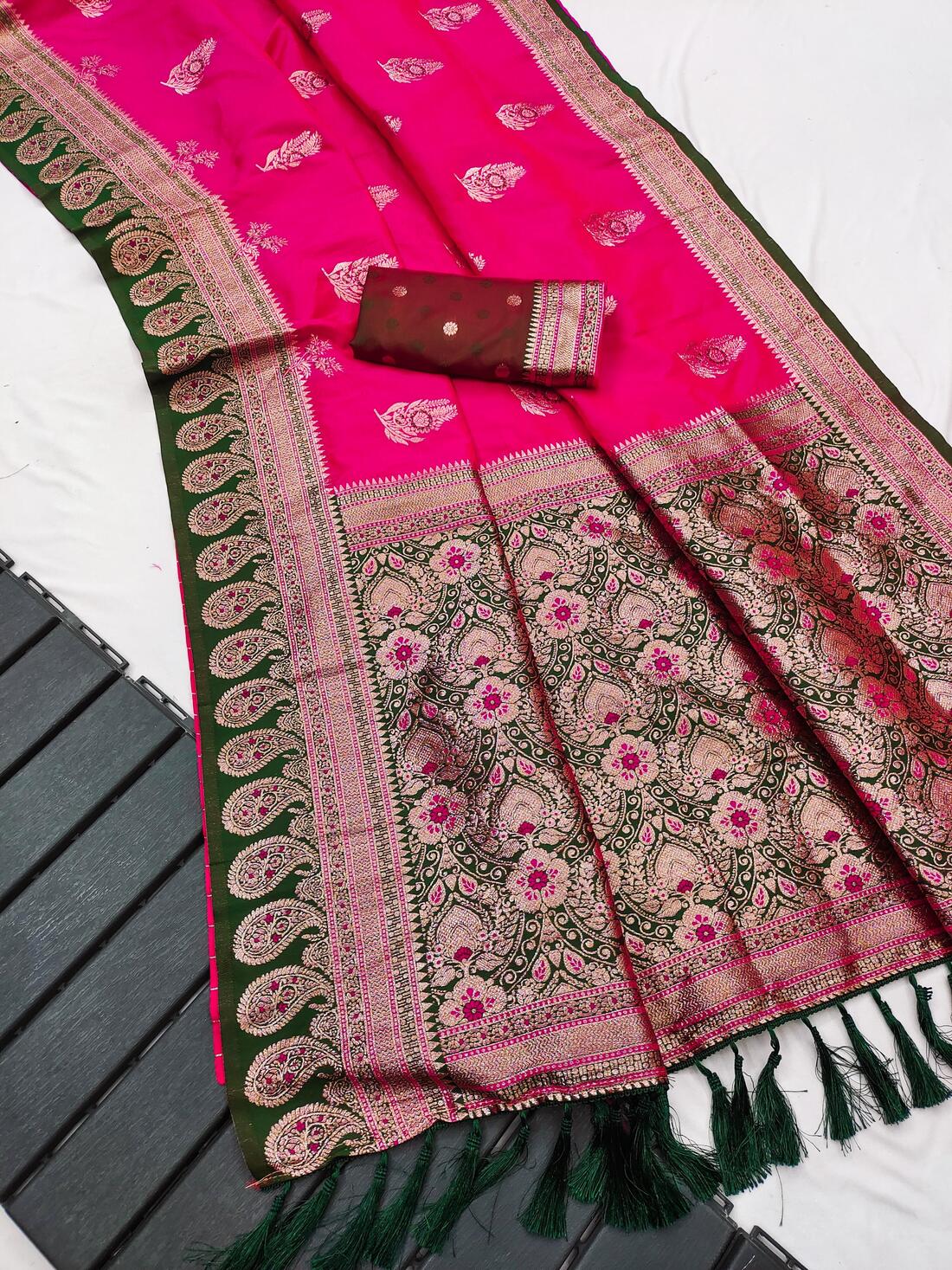 Exquisite Dark Pink Pure Zari Weaving Banarasi Silk Saree With Demanding Blouse Piece