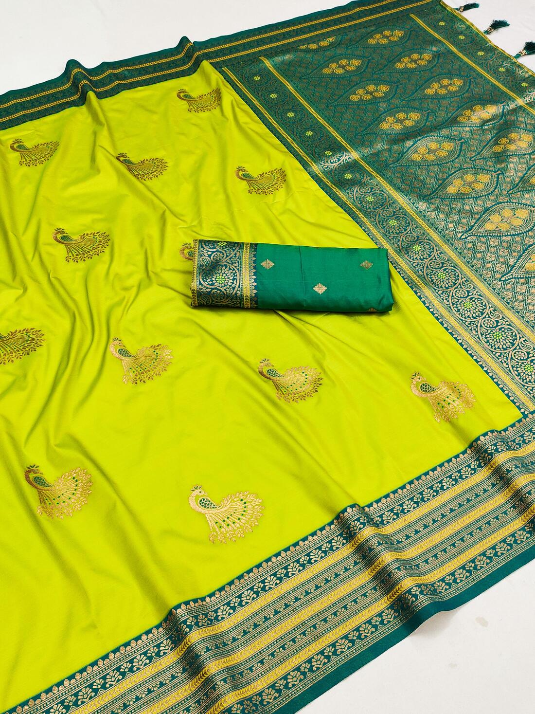 Alluring Parrot Paithani Silk Saree With Blooming Blouse Piece