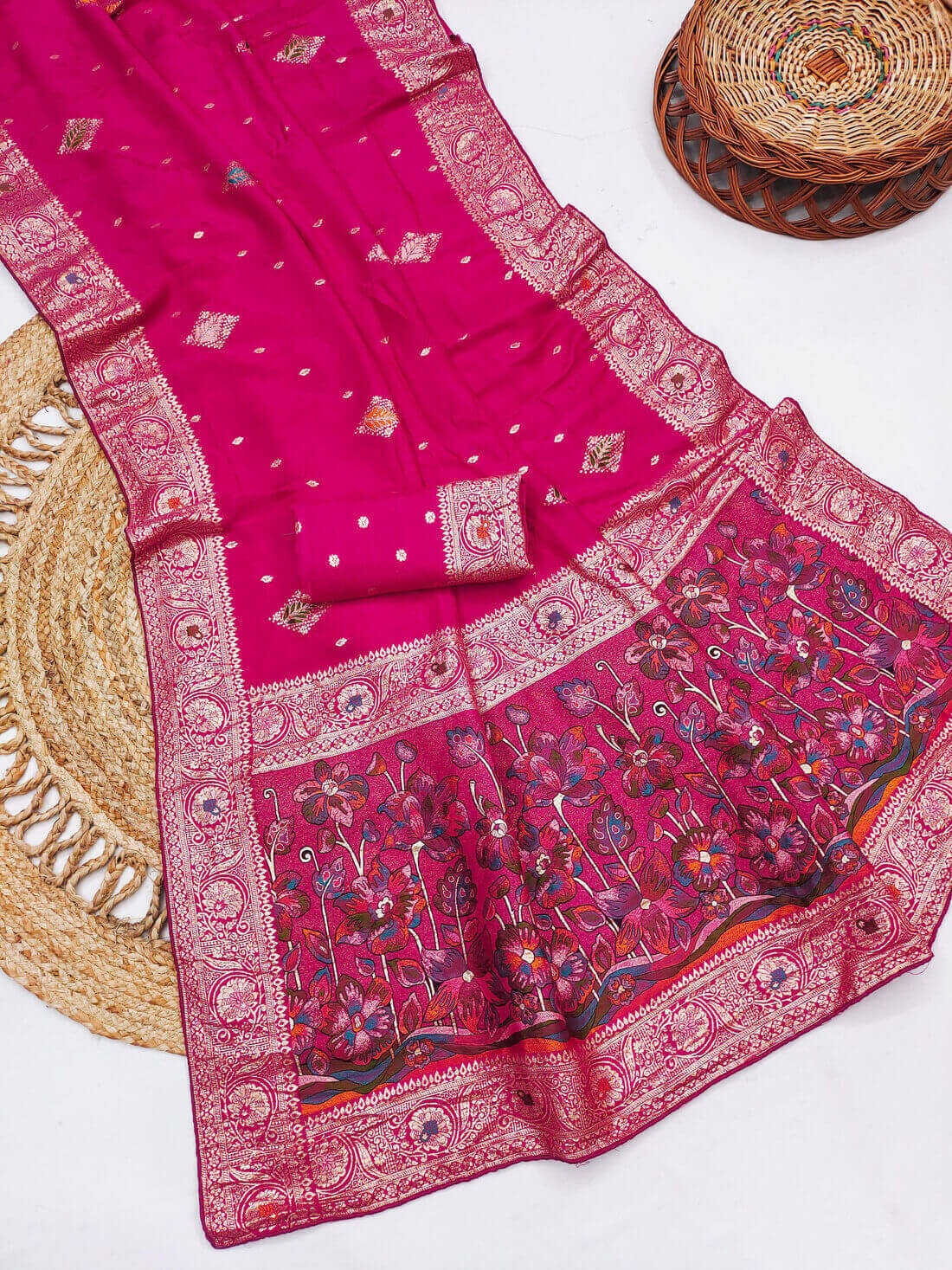 Profuse Magenta Banarasi Dola Silk Saree With Exquisite Blouse Piece