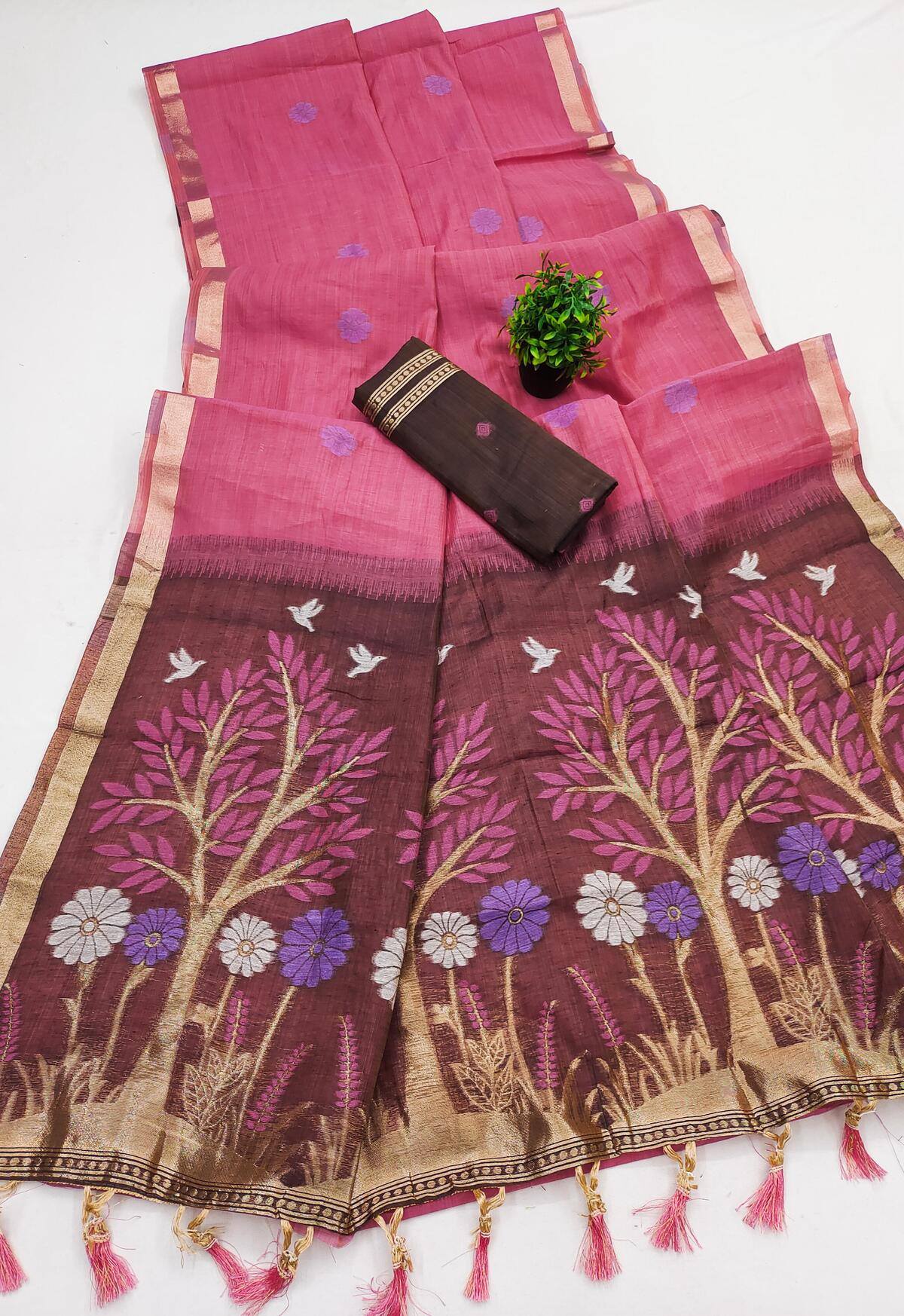 Evocative Pink Pure Munga Cotton Silk Saree With Staggering Blouse Piece