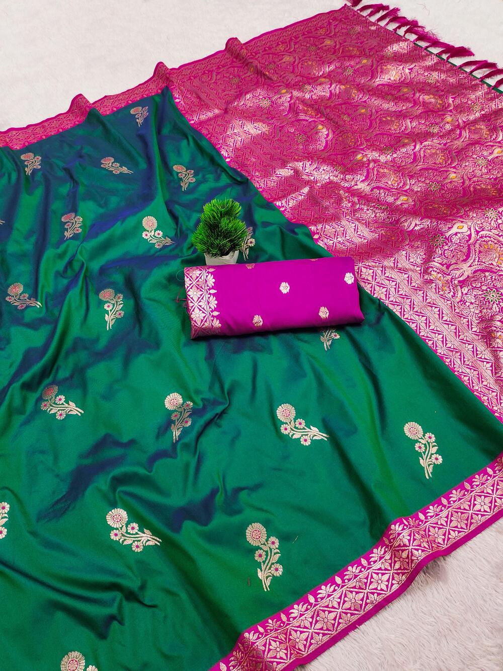Delectable Green Pure Zari Weaving Banarasi Silk Saree With Epiphany Blouse Piece