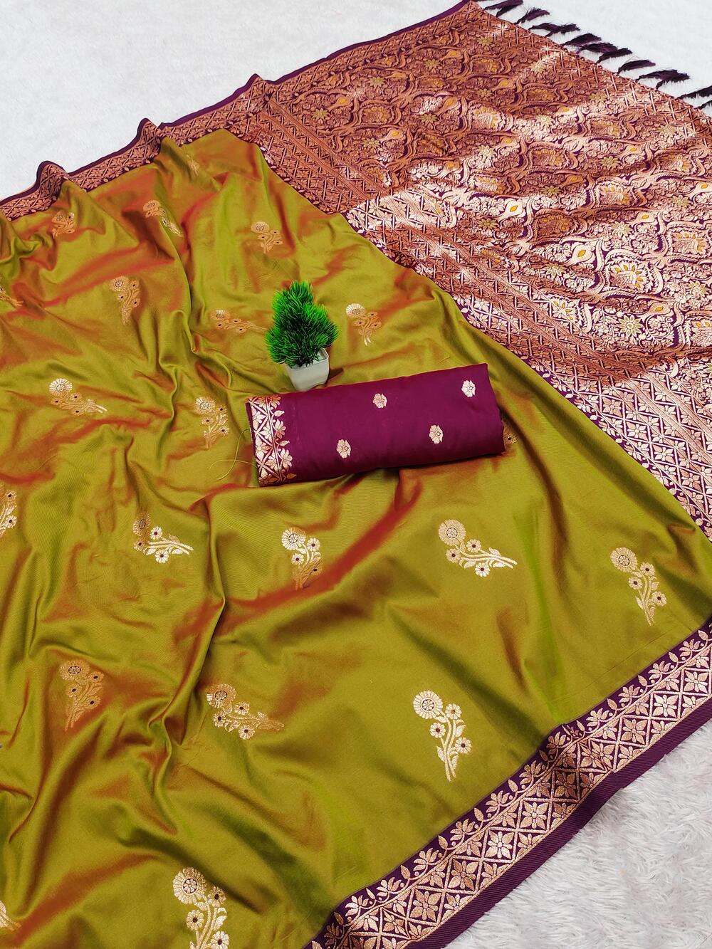 Skinny Mustard Pure Zari Weaving Banarasi Silk Saree With Demanding Blouse Piece