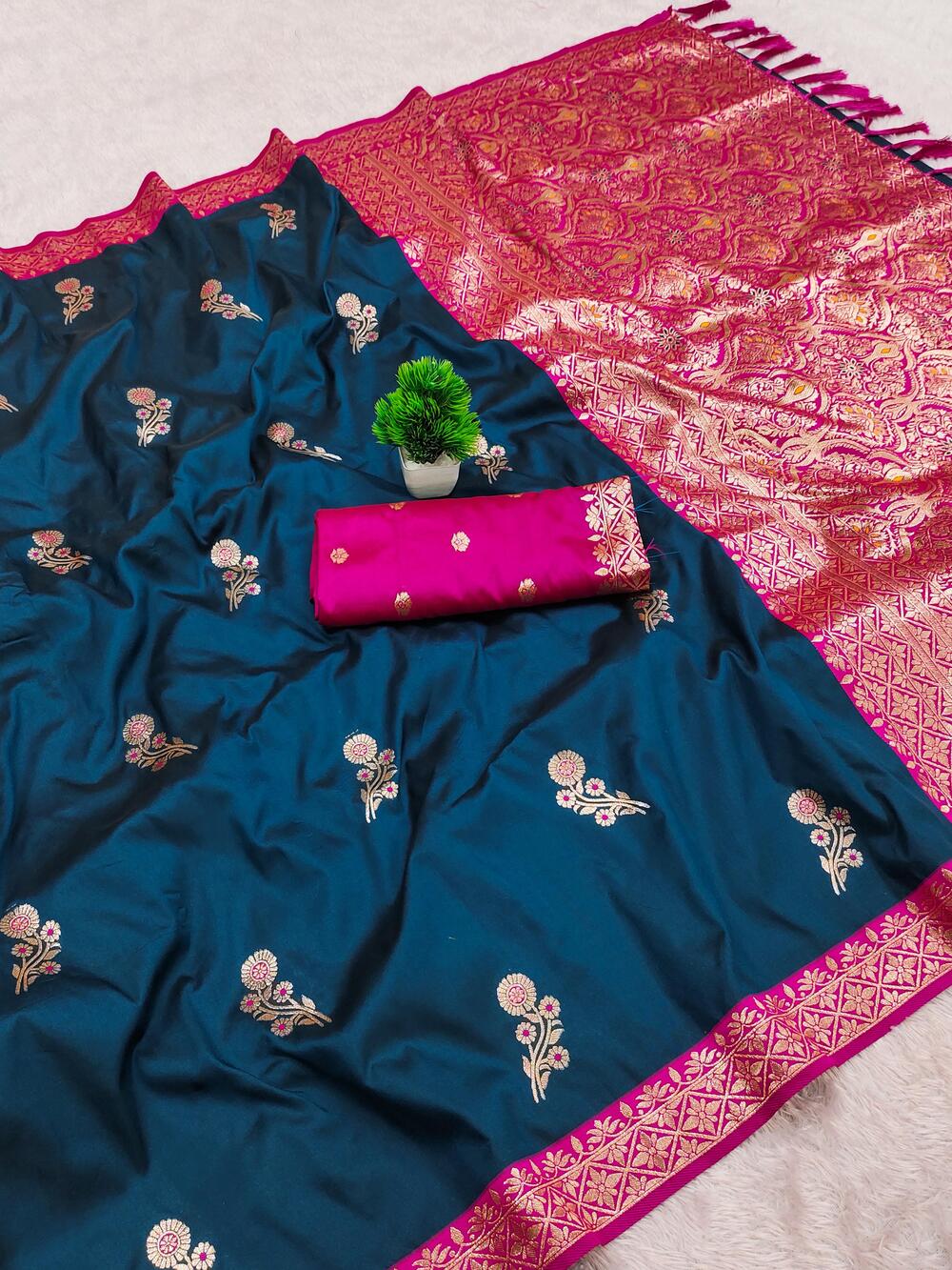 Sumptuous Navy Blue Pure Zari Weaving Banarasi Silk Saree With Devastating Blouse Piece