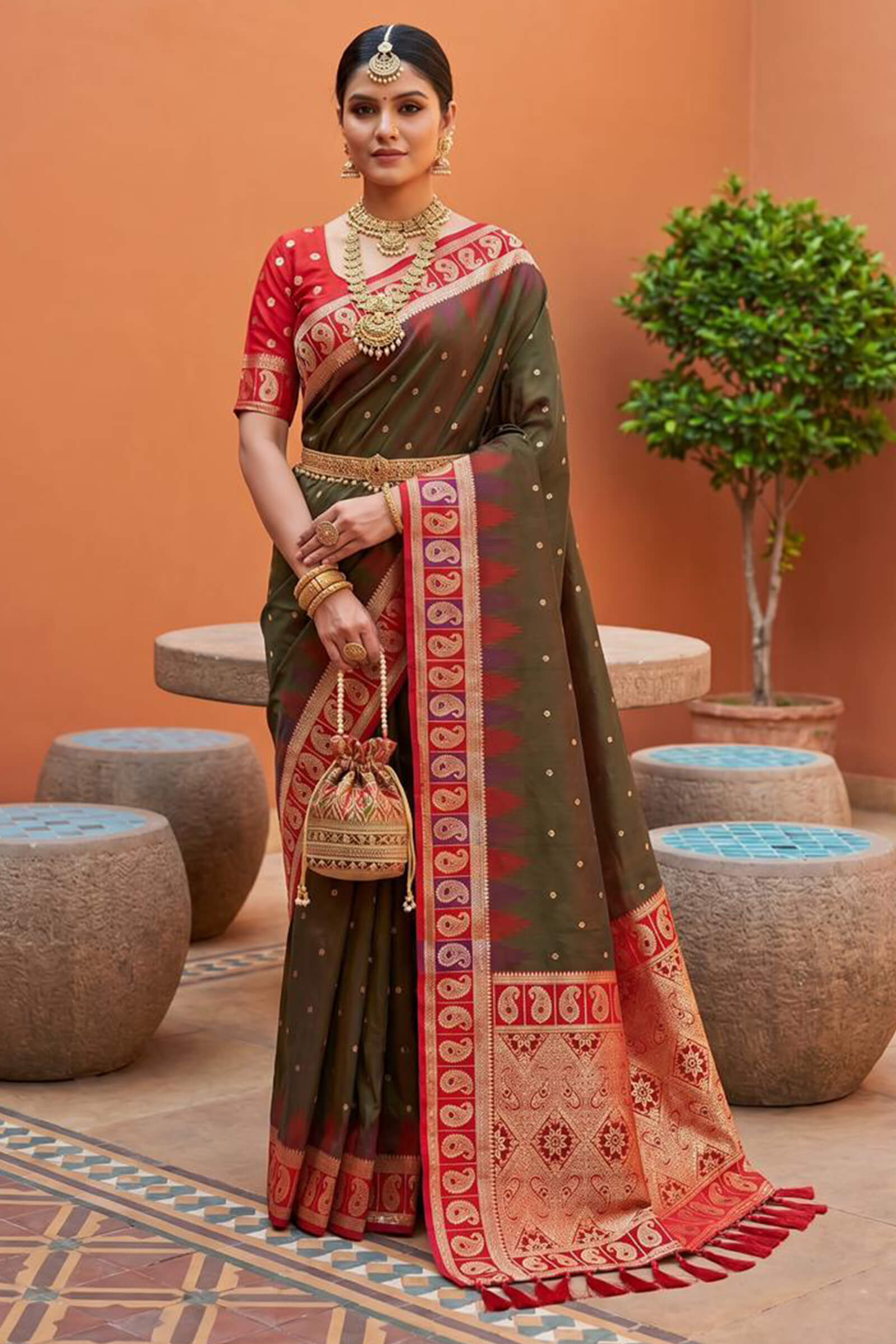 Scrupulous Green Pure Zari Weaving Banarasi Silk Saree With Imaginative Blouse Piece