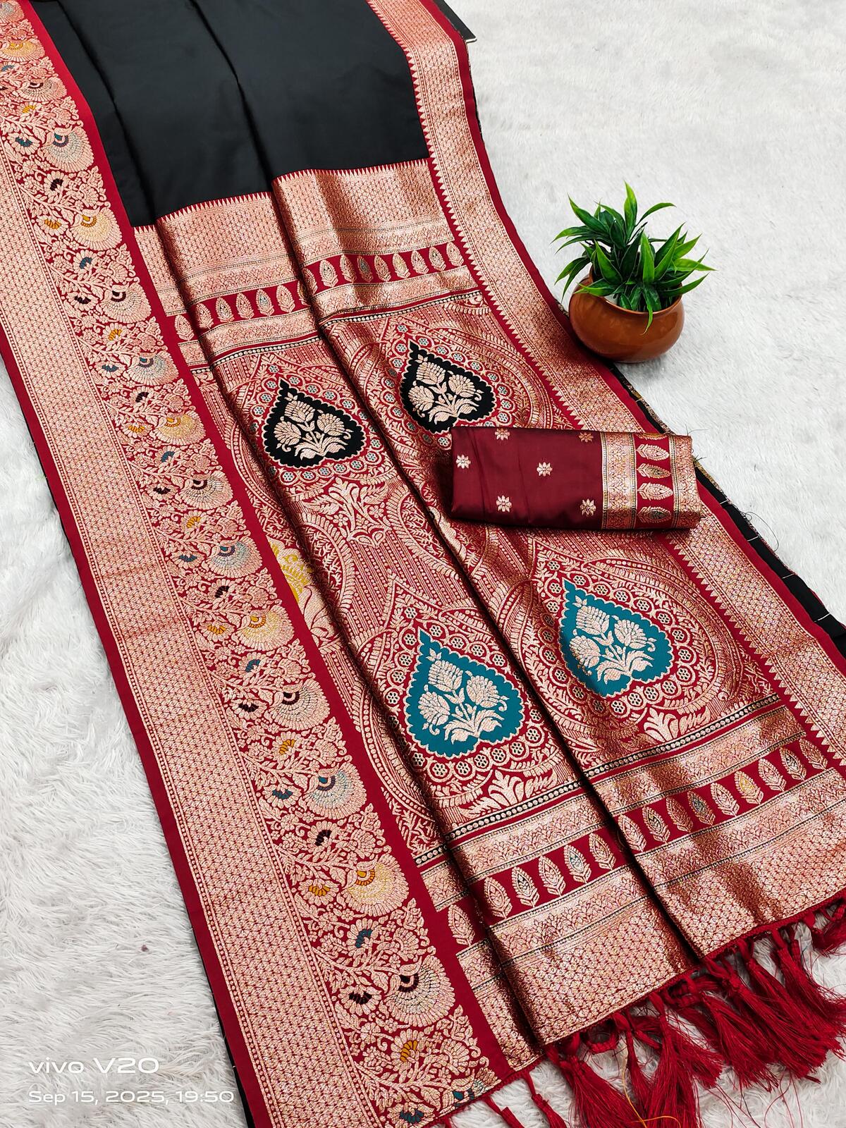 Amazing Black Soft Banarasi Silk Saree With Stylish Blouse Piece