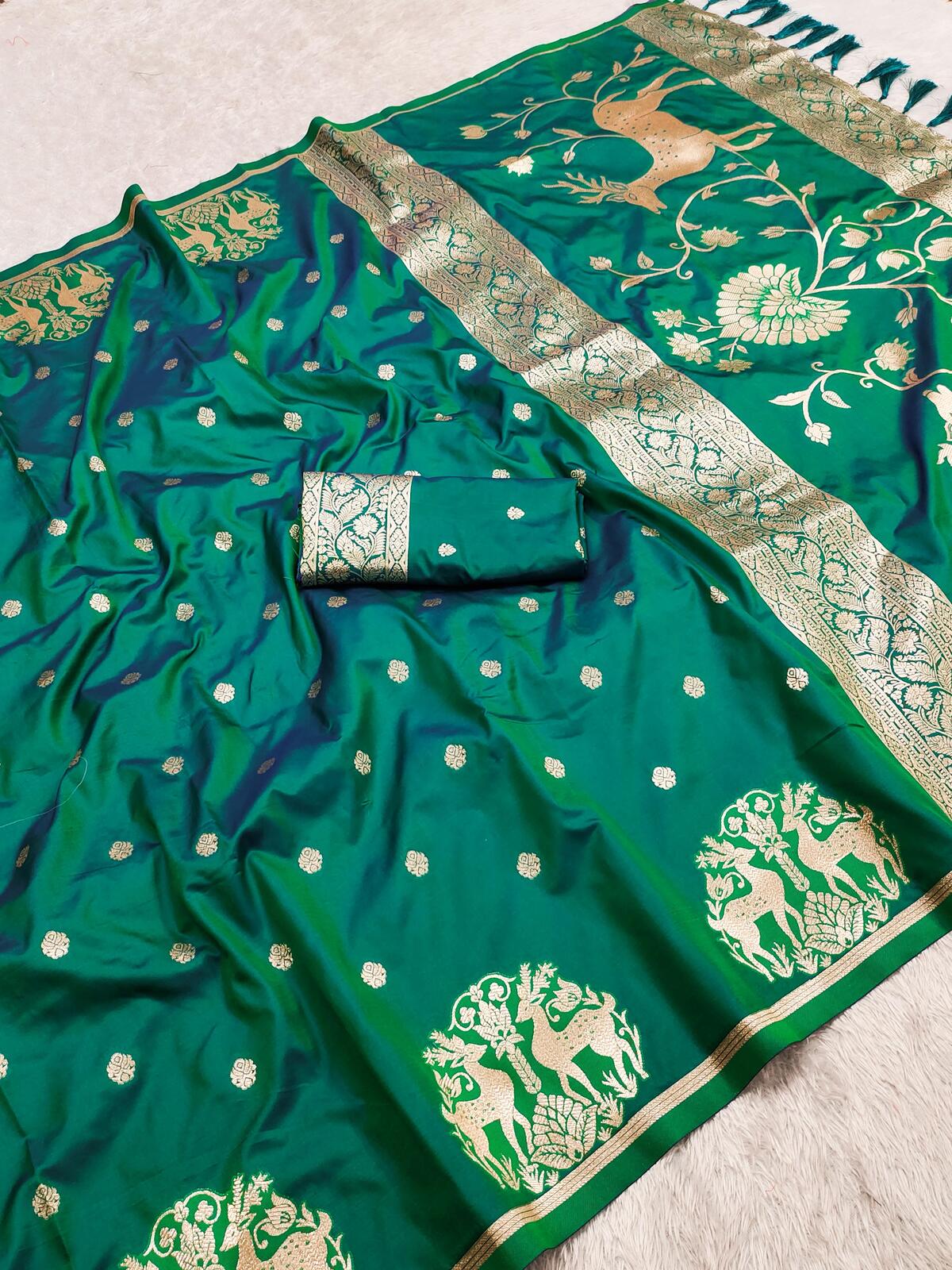 Engrossing Sea Green Pure Zari Weaving Banarasi Silk Saree With Denouement Blouse Piece