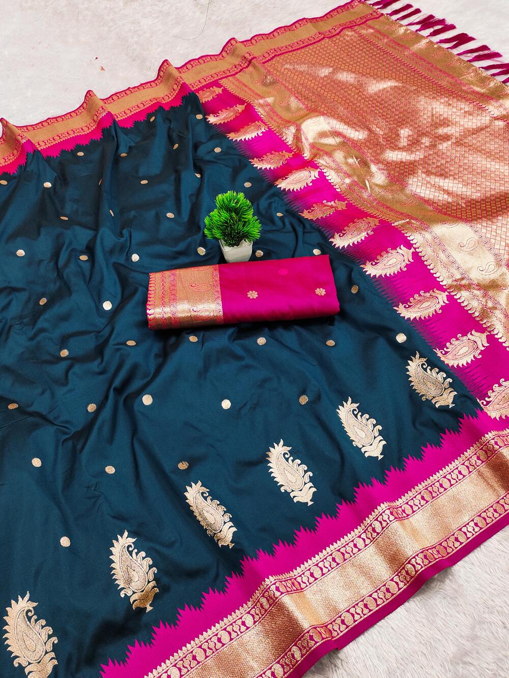 Mesmeric Navy Blue Pure Zari Weaving Banarasi Silk Saree With Rhapsody Blouse Piece