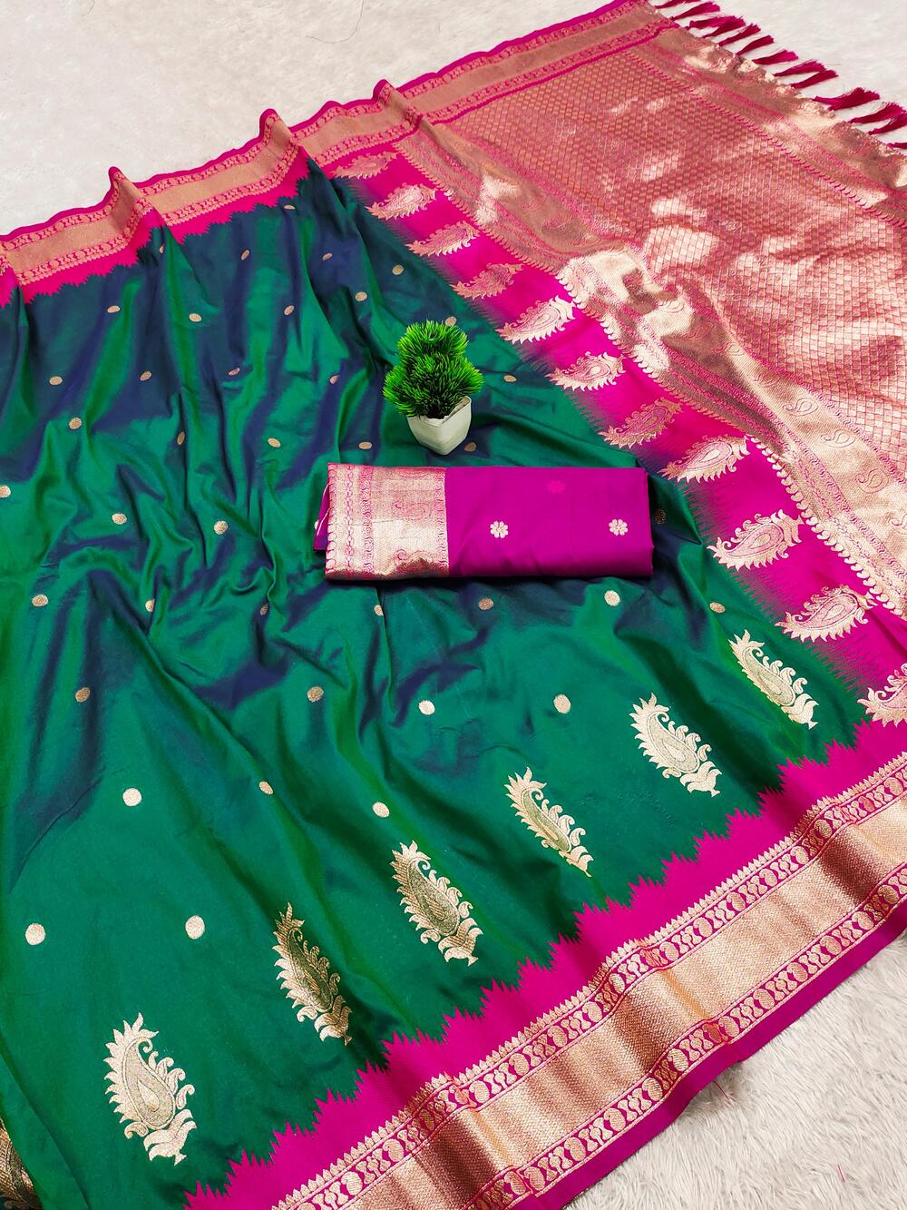 Hypnotic Rama Pure Zari Weaving Banarasi Silk Saree With Adorable Blouse Piece