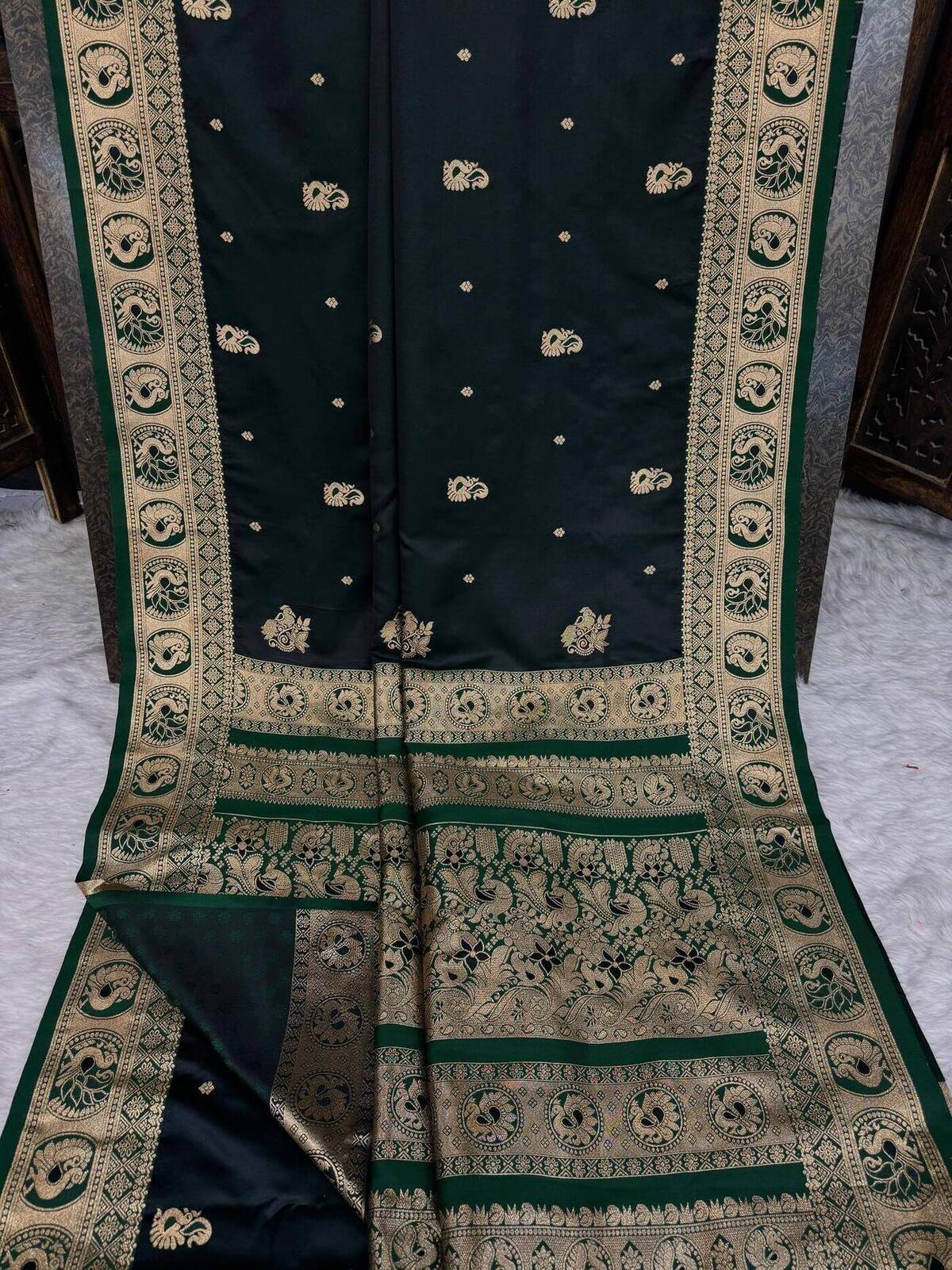 Evanescent Dark Green Pure Zari Weaving Banarasi Silk Saree With Flaunt Blouse Piece