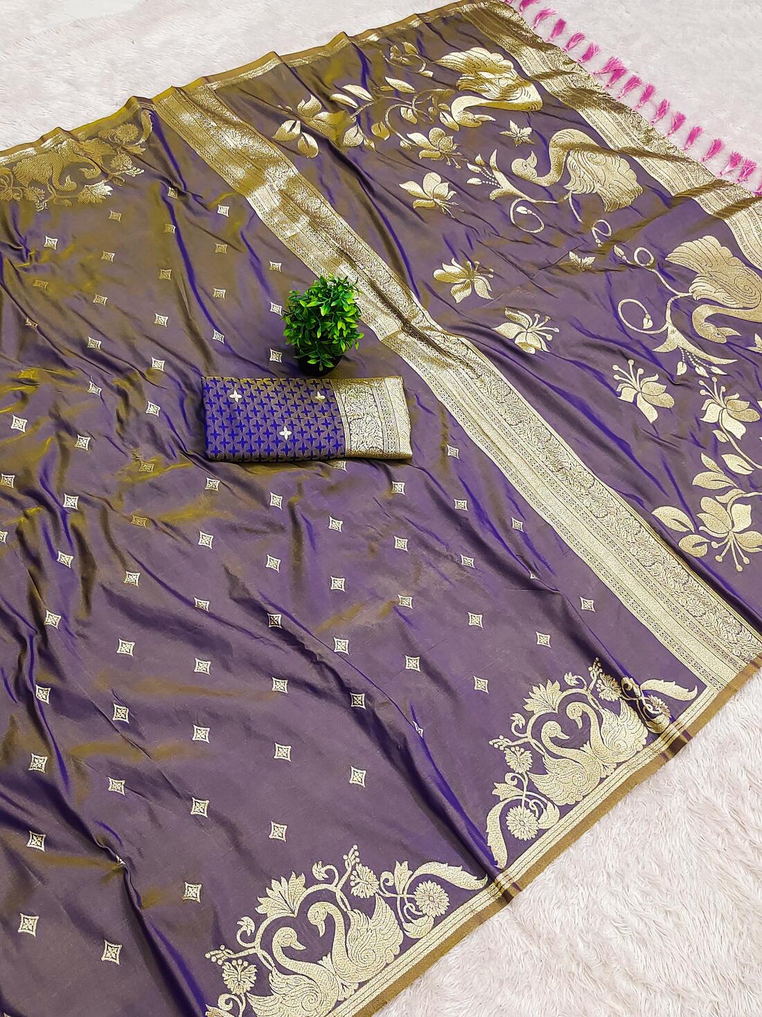 Pleasant Lavender Pure Zari Weaving Banarasi Silk Saree With Tantalizing Blouse Piece