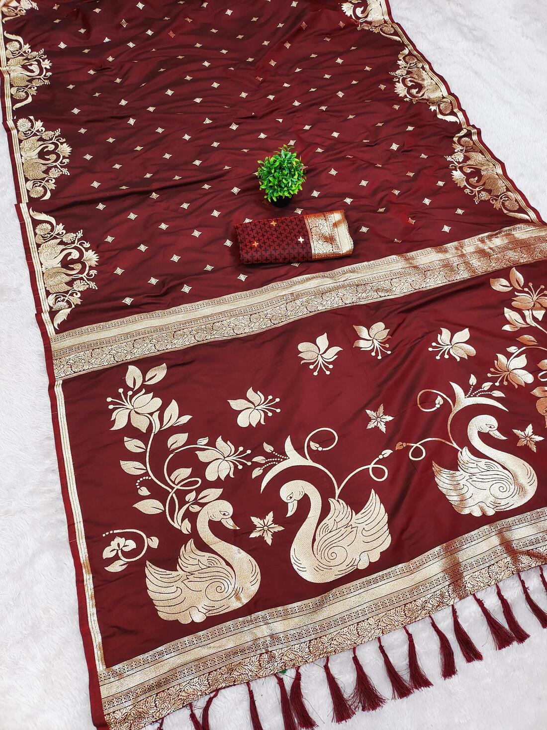 Winsome Maroon Pure Zari Weaving Banarasi Silk Saree With Enthralling Blouse Piece