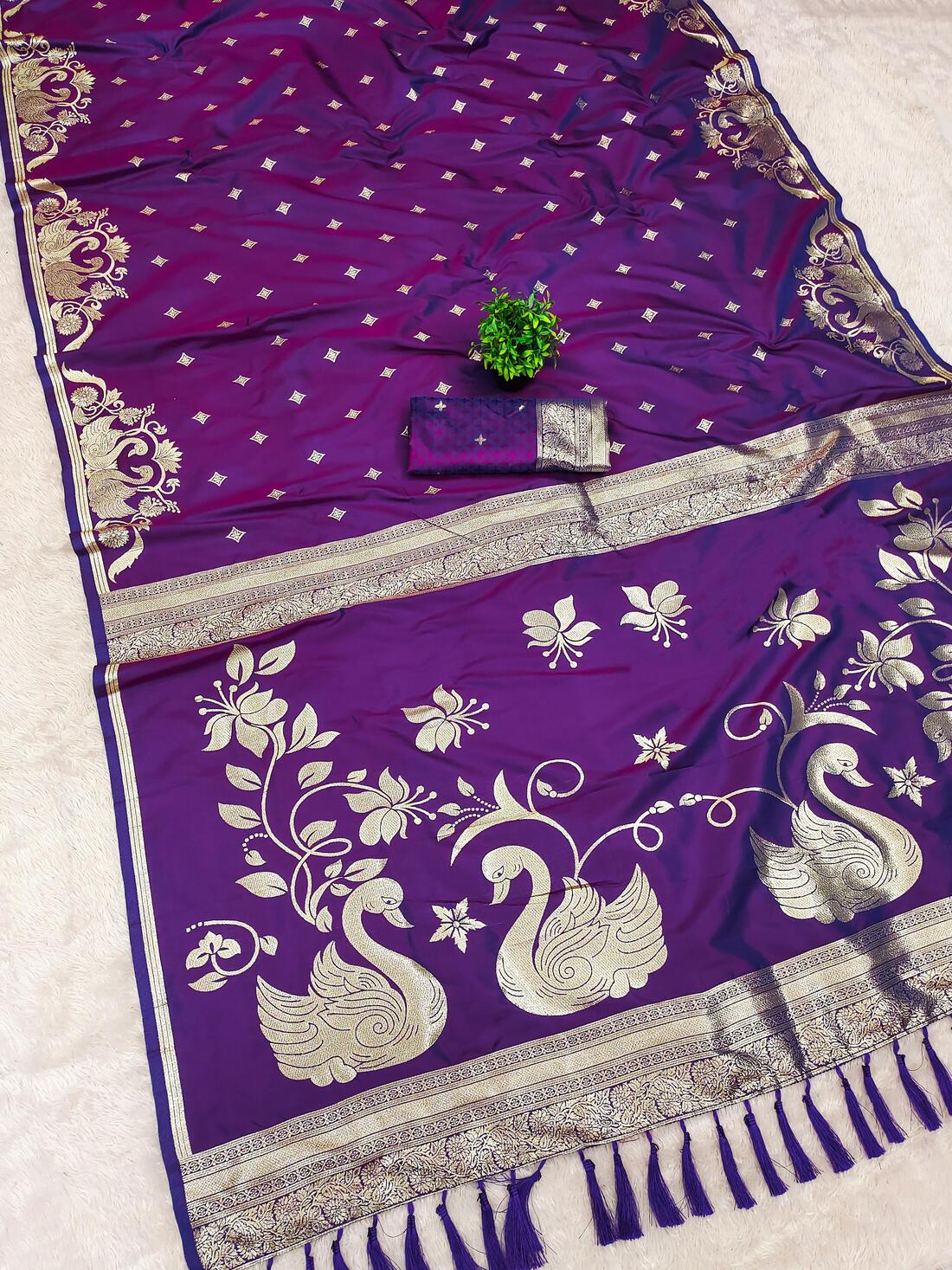 Quixotic Purple Pure Zari Weaving Banarasi Silk Saree With Flamboyant Blouse Piece