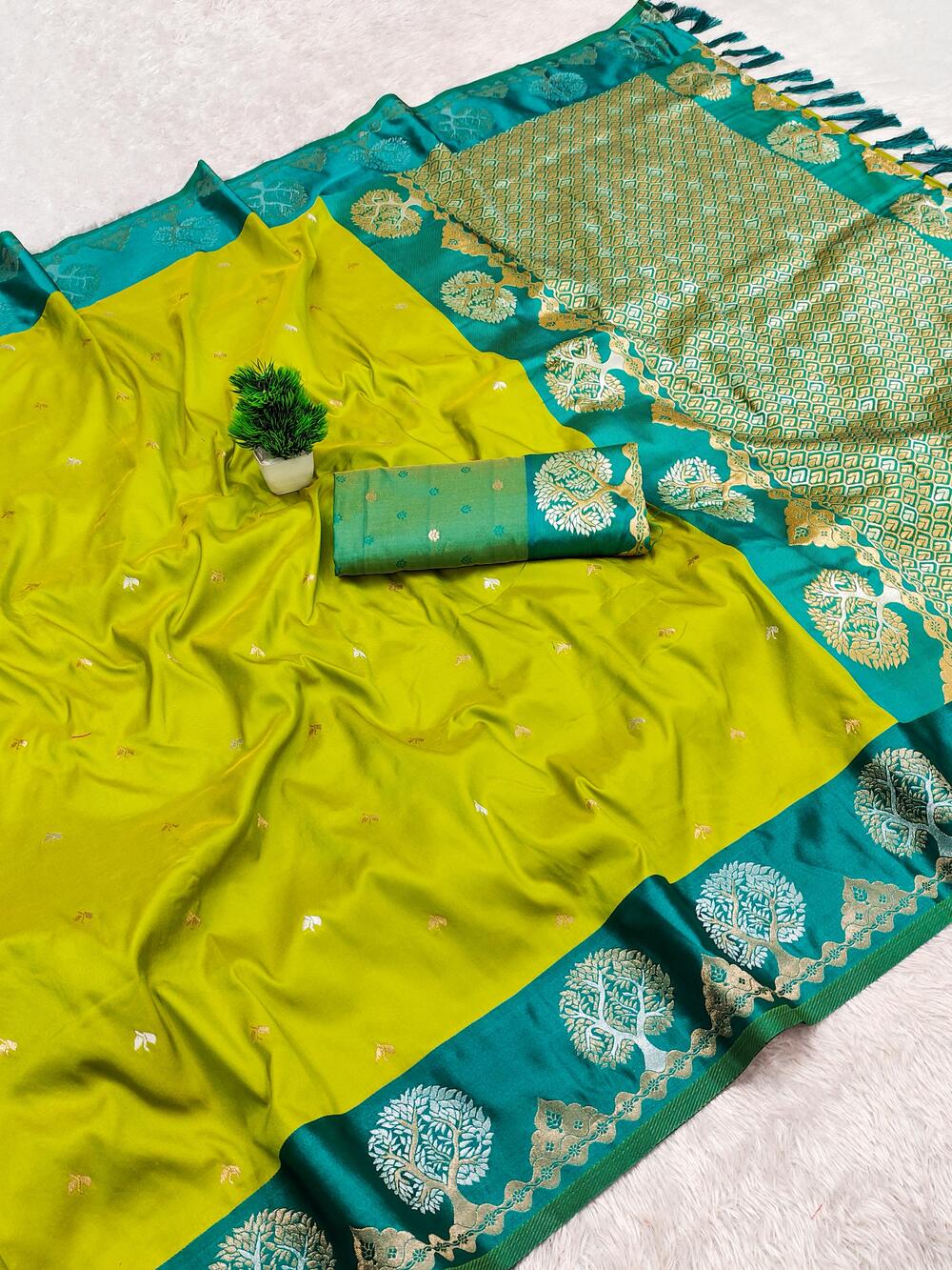 Ideal Parrot Paithani Silk Saree With Traditional Blouse Piece