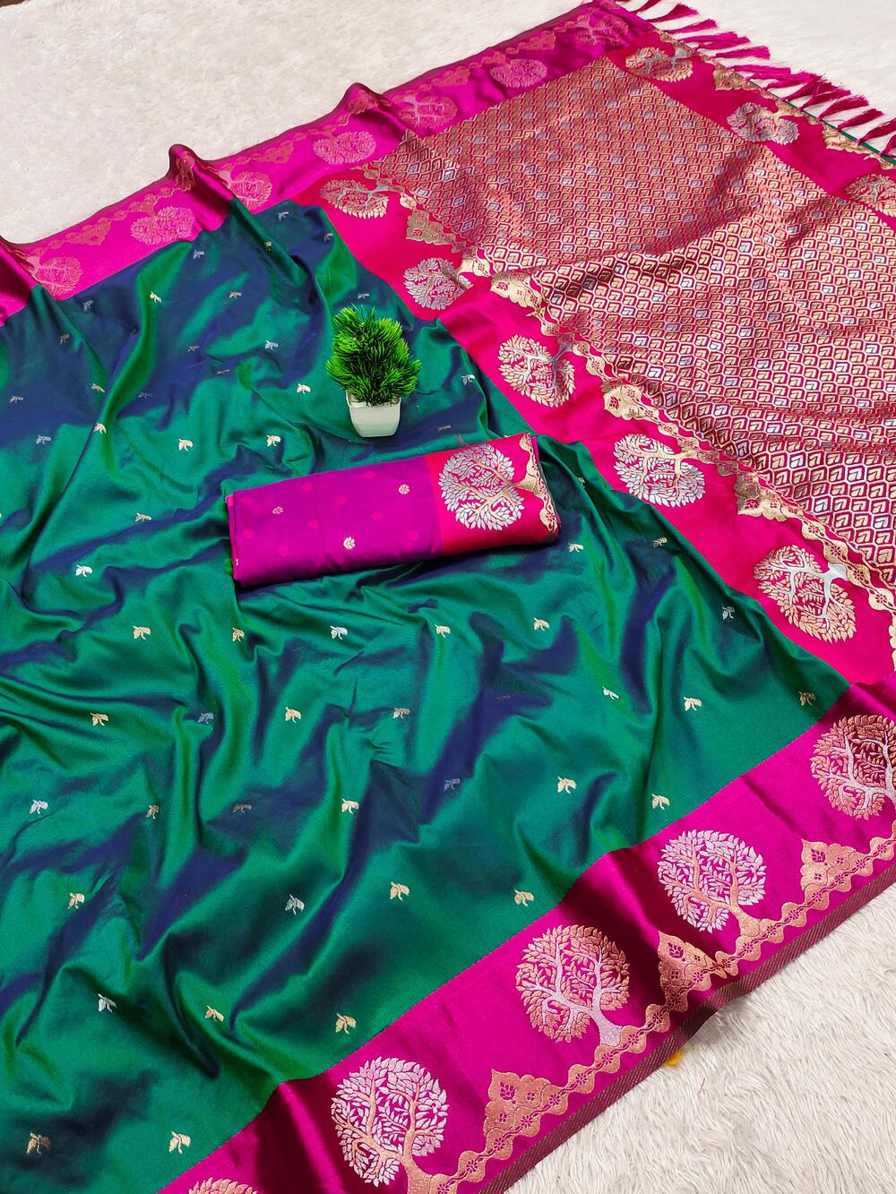 Lovely Rama Paithani Silk Saree With Exceptional Blouse Piece