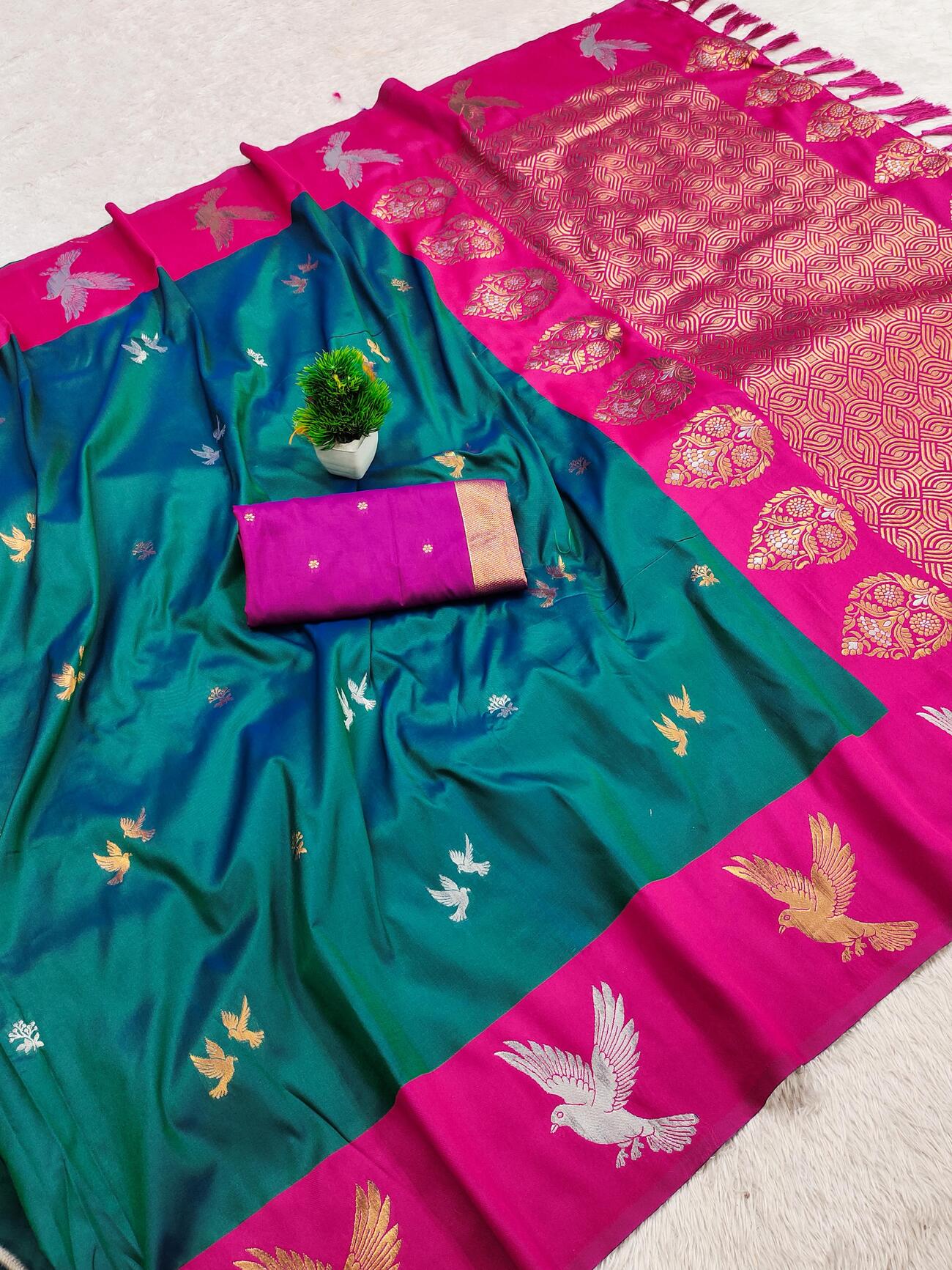 Gleaming Rama Pure Zari Weaving Banarasi Silk Saree With Moiety Blouse Piece