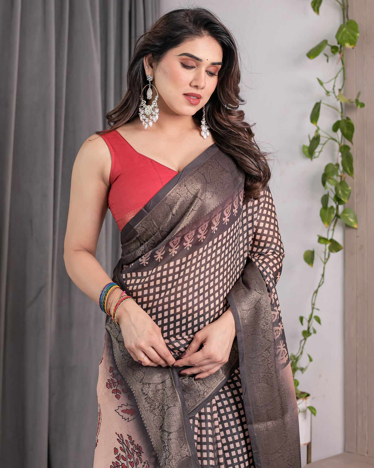 Elegant beige handloom saree with maroon leaf butta black zari woven pallu festive drape 5 5m saree 0 8m blouse