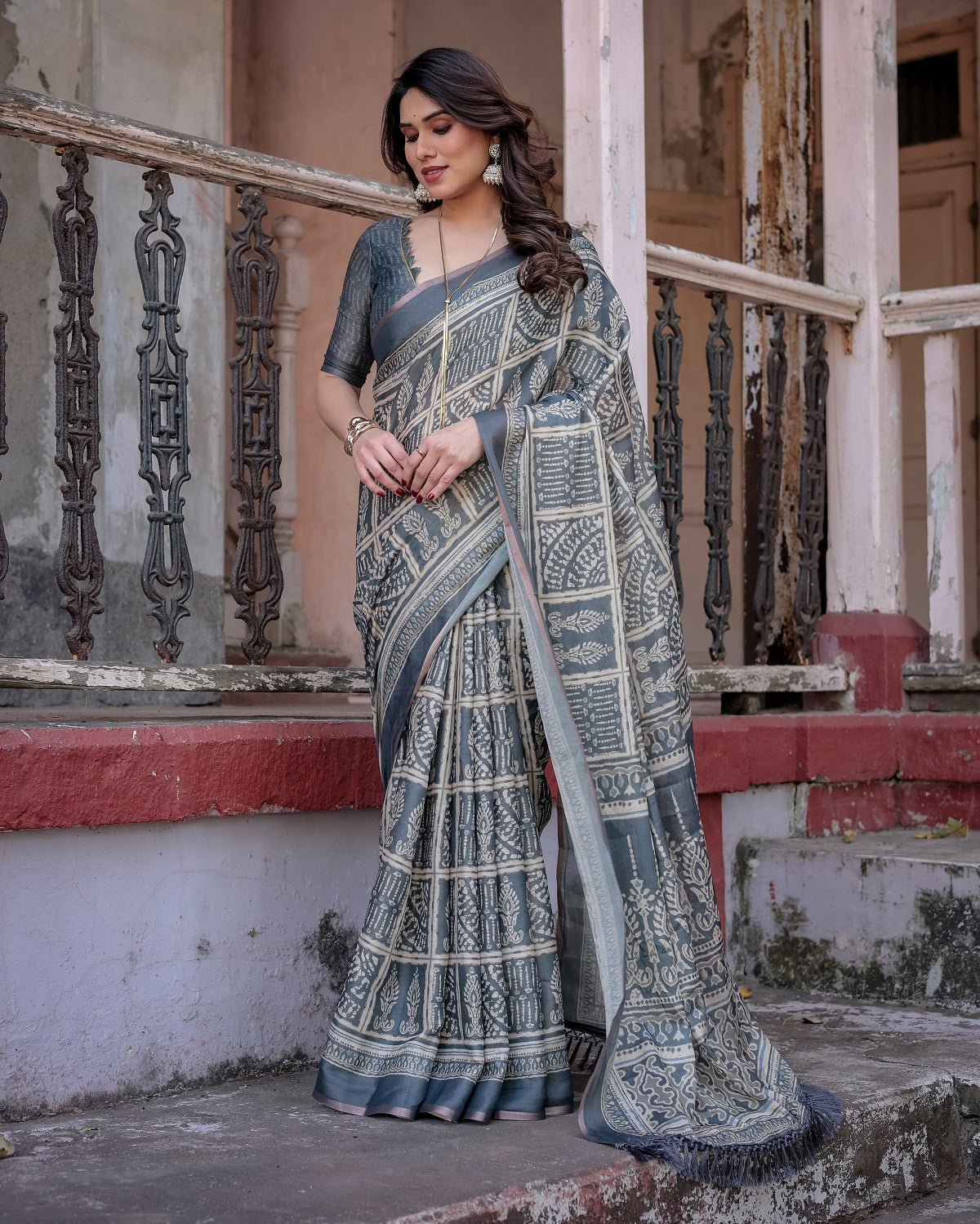 Printed Grey Linen Saree for Women with Multicolor Pallu and Ethnic Border – Lightweight Casual Wear