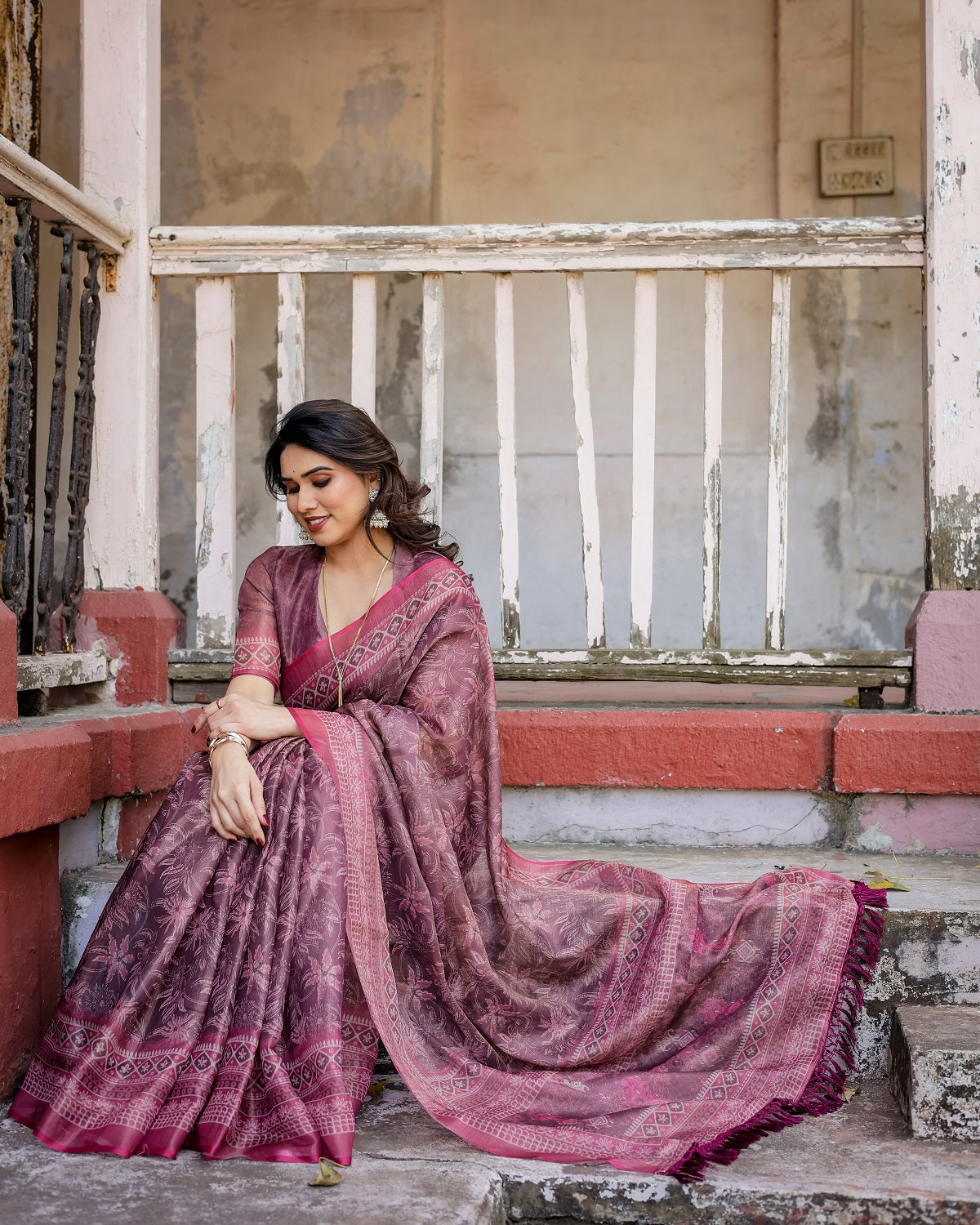 Printed Onion Linen Saree for Women with Multicolor Pallu and Ethnic Border – Lightweight Casual Wear