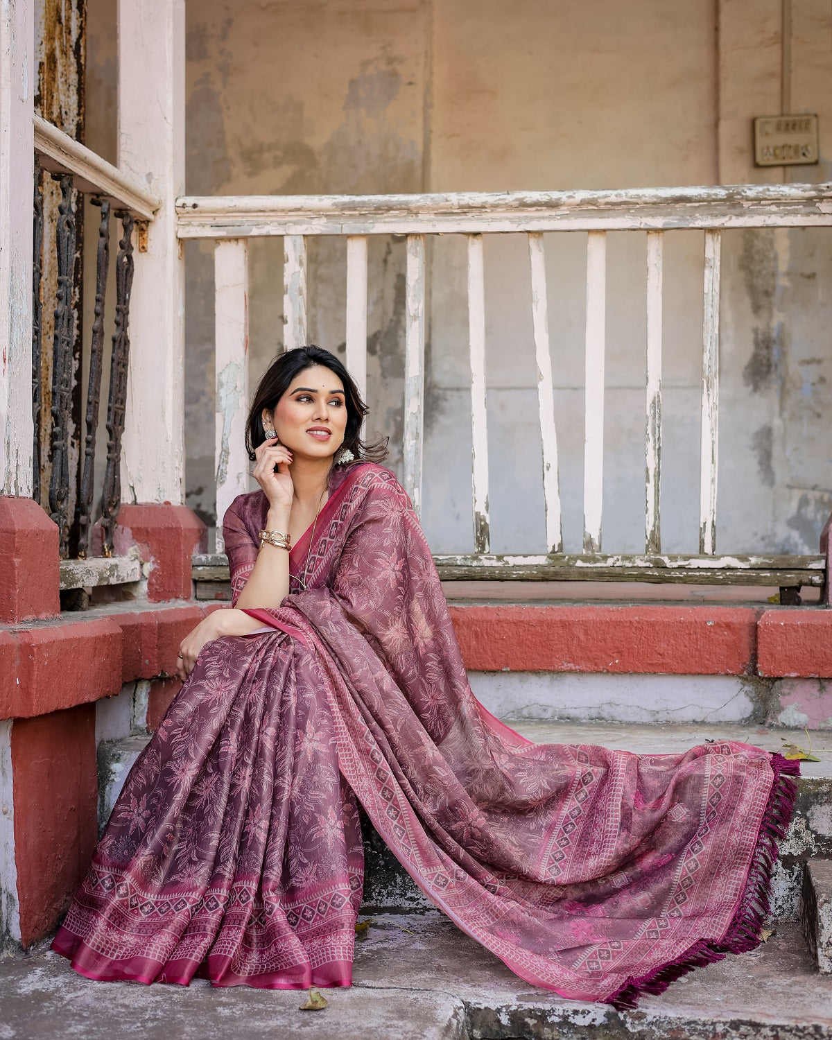 Printed Onion Linen Saree for Women with Multicolor Pallu and Ethnic Border – Lightweight Casual Wear